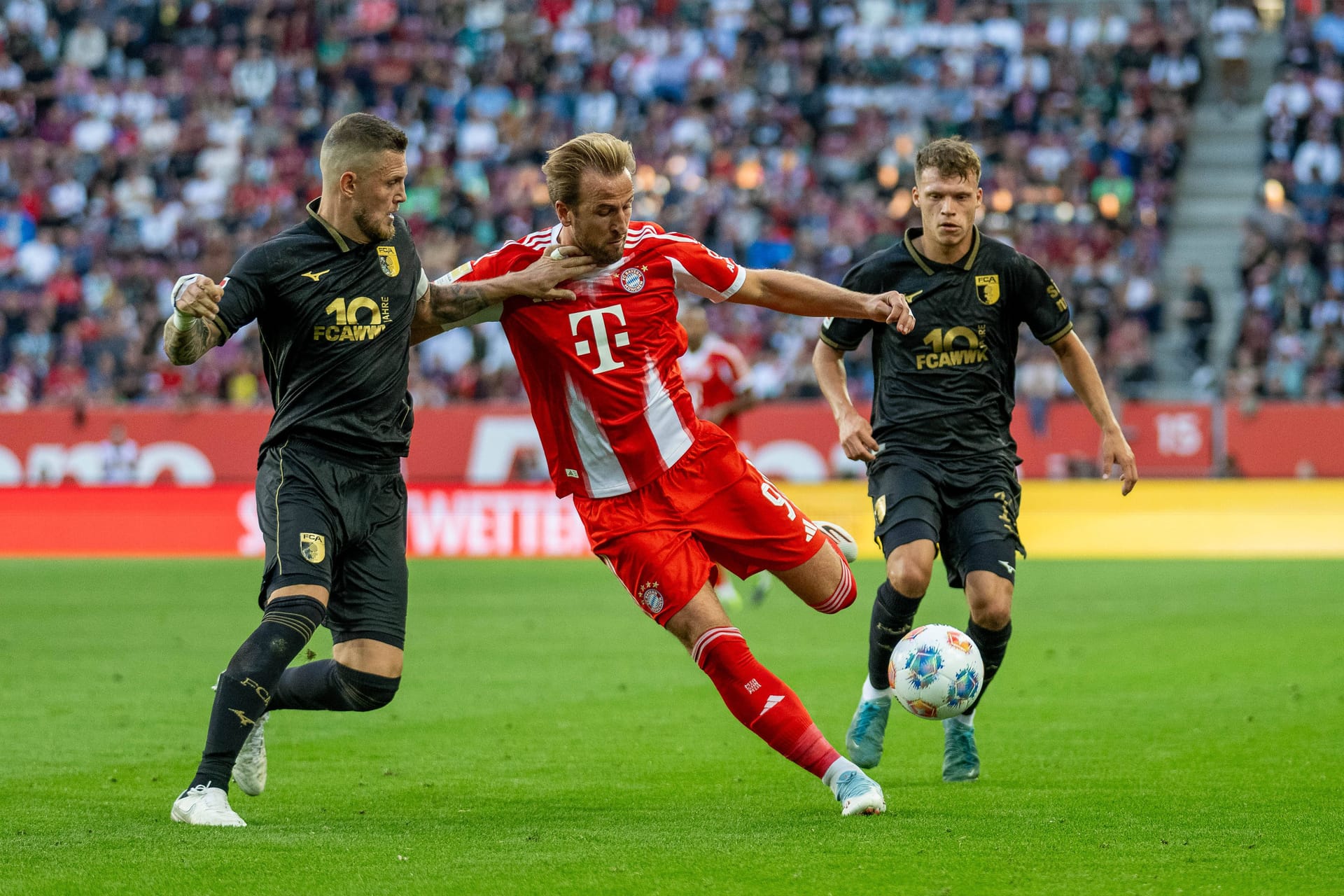 Harry Kane: Überraschte in diesem Spiel einmal mehr als umsichtiger Ballverteiler als Vollstrecker. Butterweiche Flanke auf Gnabry zum 1:0 (28.). Auch in der Abwehr wichtig, köpfte zwei Eckbälle aus der Gefahrenzone (43.). Bereitete auch das 3:0 durch Olise vor (48.). Setzte mit dem Rücken zum Tor herrlich auf Laimer ab, der dann aber an Dahmen scheiterte (51.). Versuchte auch weiter, seine Mitspieler einzusetzen. In der hitzigen Schlussphase erneut defensiv präsent, fing einen langen Ball von Han-Noah Massengo ab (89.). Note 1 Harry Kane: Überraschte in diesem Spiel einmal mehr als umsichtiger Ballverteiler als Vollstrecker. Butterweiche Flanke auf Gnabry zum 1:0 (28.). Auch in der Abwehr wichtig, köpfte zwei Eckbälle aus der Gefahrenzone (43.). Bereitete auch das 3:0 durch Olise vor (48.). Setzte mit dem Rücken zum Tor herrlich auf Laimer ab, der dann aber an Dahmen scheiterte (51.). Versuchte auch weiter, seine Mitspieler einzusetzen. In der hitzigen Schlussphase erneut defensiv präsent, fing einen langen Ball von Han-Noah Massengo ab (89.). Note 1