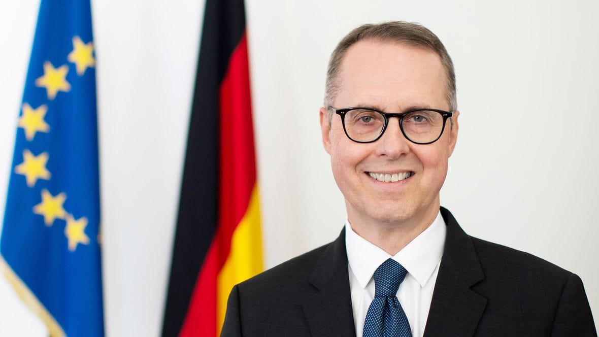 Der deutsche Botschafter in Georgien, Peter Fischer. Er wird heftig von der Regierungspartei kritisiert. Der deutsche Botschafter in Georgien, Peter Fischer. Er wird heftig von der Regierungspartei kritisiert.