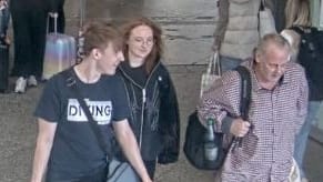 Der Verdächtige mit zwei Begleitern am Hauptbahnhof München: Wer kennt die abgebildeten Personen?