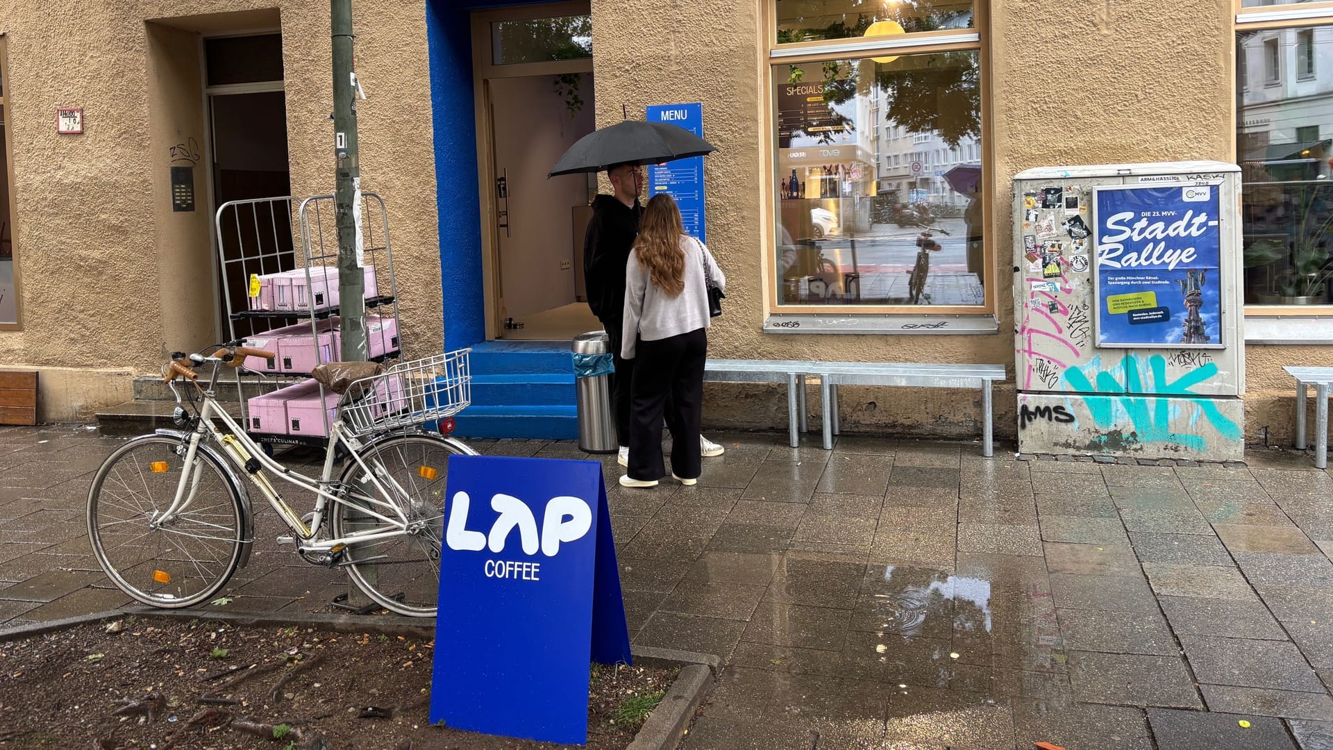 Bei der Lap-Coffee-Filiale in der Frauenhoferstraße ist noch nicht ganz so viel los wie bei der nur wenige Gehminuten entfernten Filiale in der Klenzestraße.