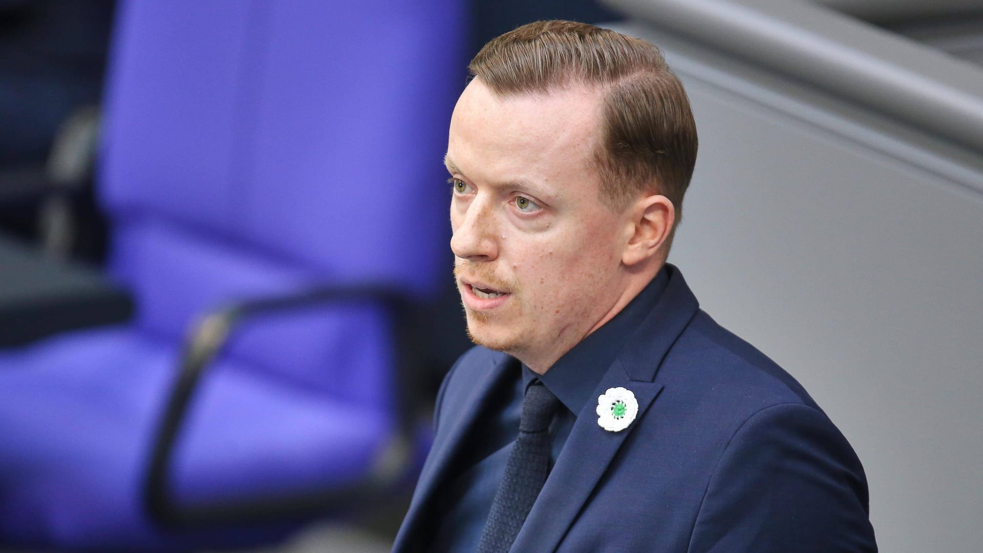 Adis Ahmetovic, SPD, bei einer Rede im Bundestag (Archivbild): Für den Politiker müsse die Regierung auch über Sanktionen gegen einzelne Minister nachdenken.