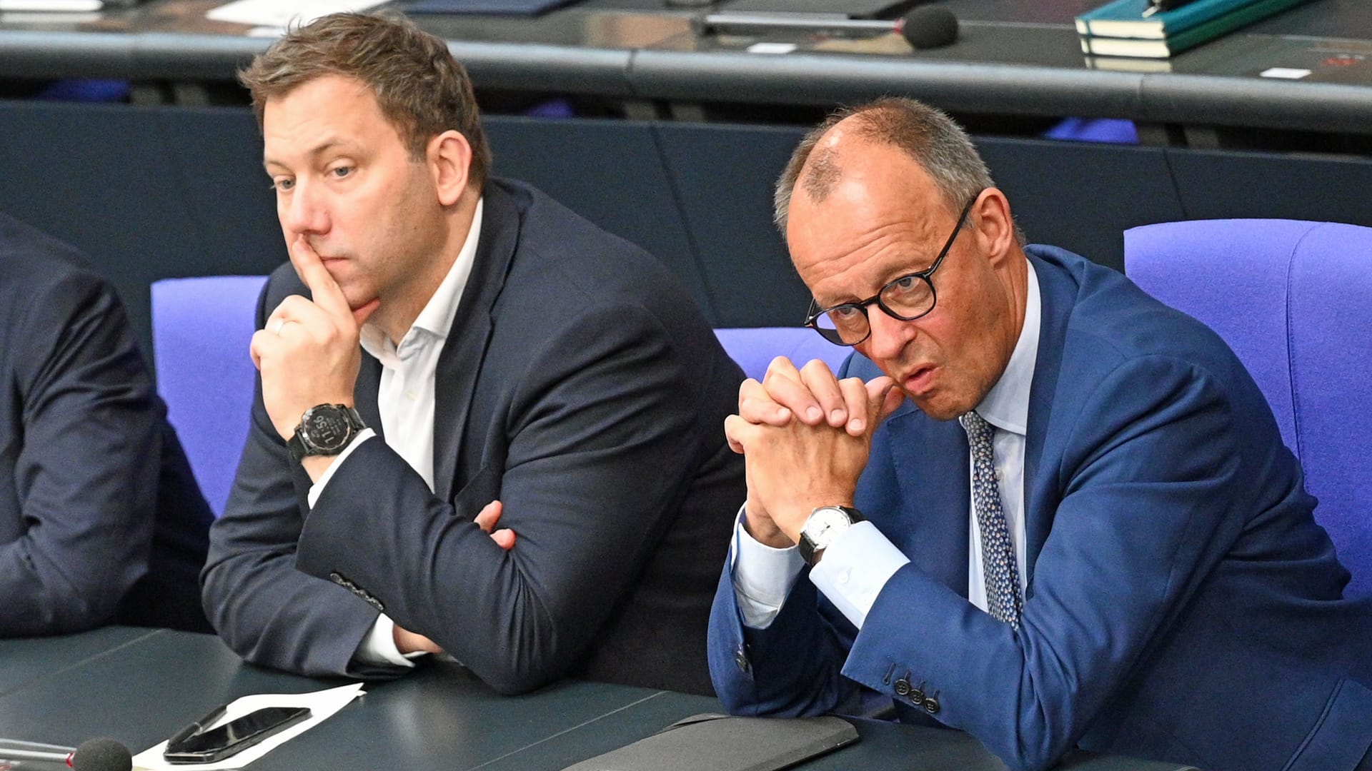 Bundeskanzler Friedrich Merz (CDU, rechts) und Finanzminister Lars Klingbeil (SPD): Der Koalition steht ein heißer Herbst bevor.