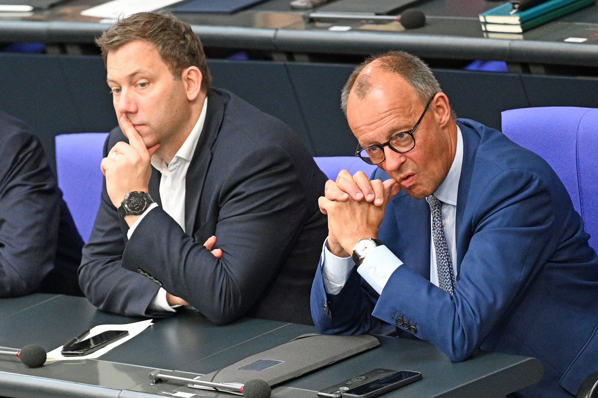 Bundeskanzler Friedrich Merz (CDU, rechts) und Finanzminister Lars Klingbeil (SPD): Der Koalition steht ein heißer Herbst bevor. Bundeskanzler Friedrich Merz (CDU, rechts) und Finanzminister Lars Klingbeil (SPD): Der Koalition steht ein heißer Herbst bevor.