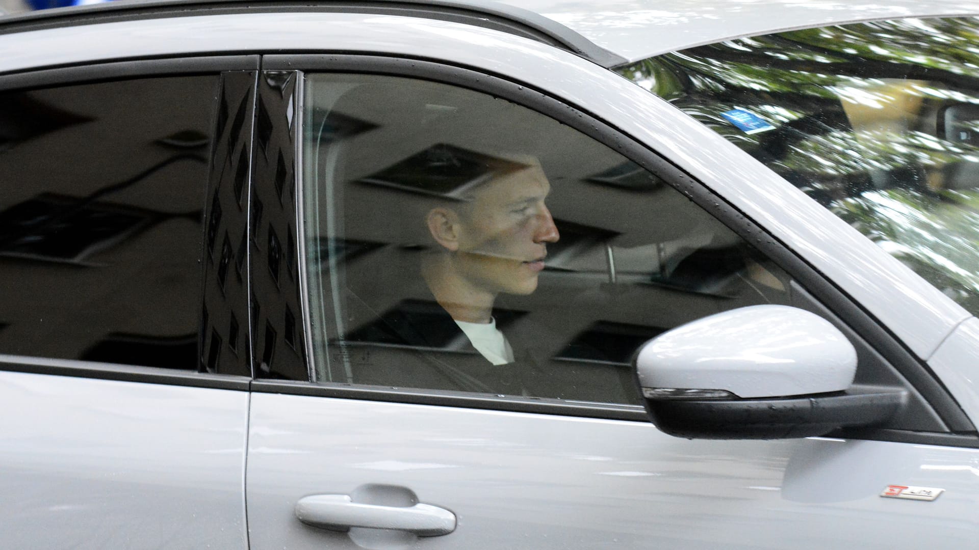 Kristoffer Lund fährt beim 1. FC Köln zum Medizincheck vor.
