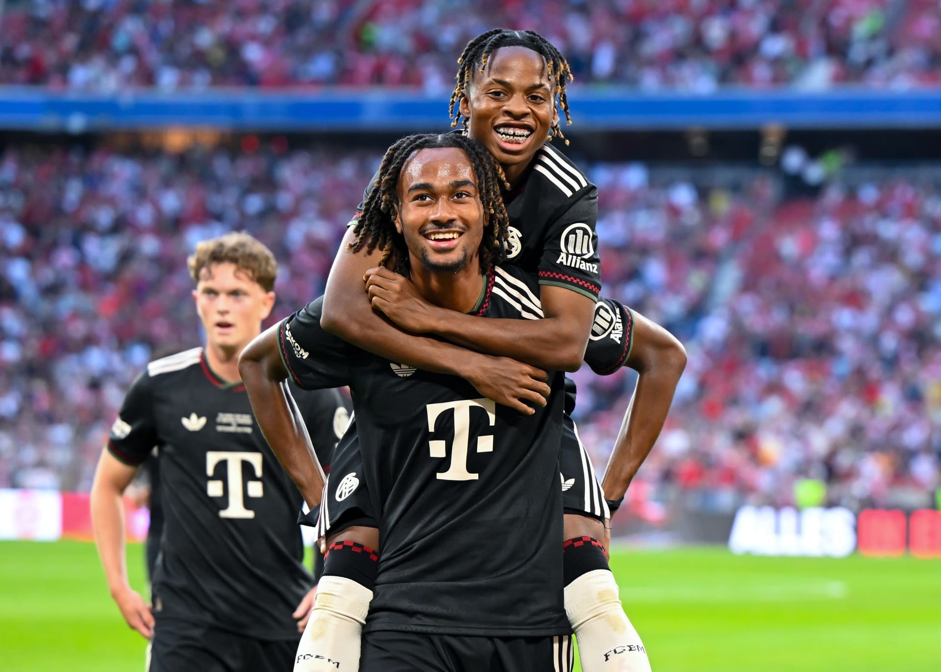 Der FC Bayern präsentiert sich beim Telekom-Cup gegen Tottenham in Galaform und gewinnt mit 4:0. Gleich zwei Teenager sowie ein Oldie überzeugen dabei mit Traumtoren und bekommen dafür gute Noten. Die Einzelkritik.