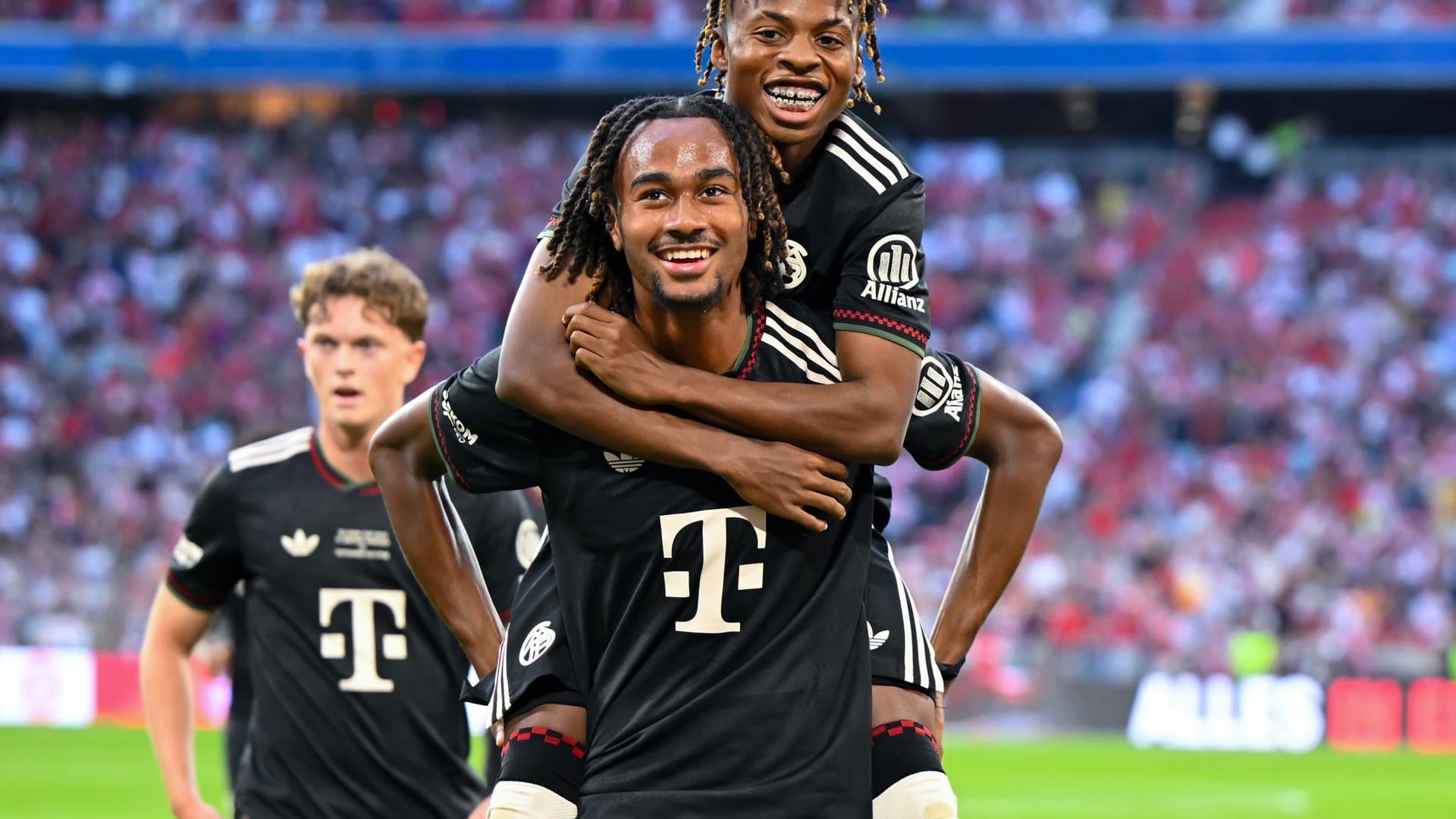 Der FC Bayern präsentiert sich beim Telekom-Cup gegen Tottenham in Galaform und gewinnt mit 4:0. Gleich zwei Teenager sowie ein Oldie überzeugen dabei mit Traumtoren und bekommen dafür gute Noten. Die Einzelkritik.