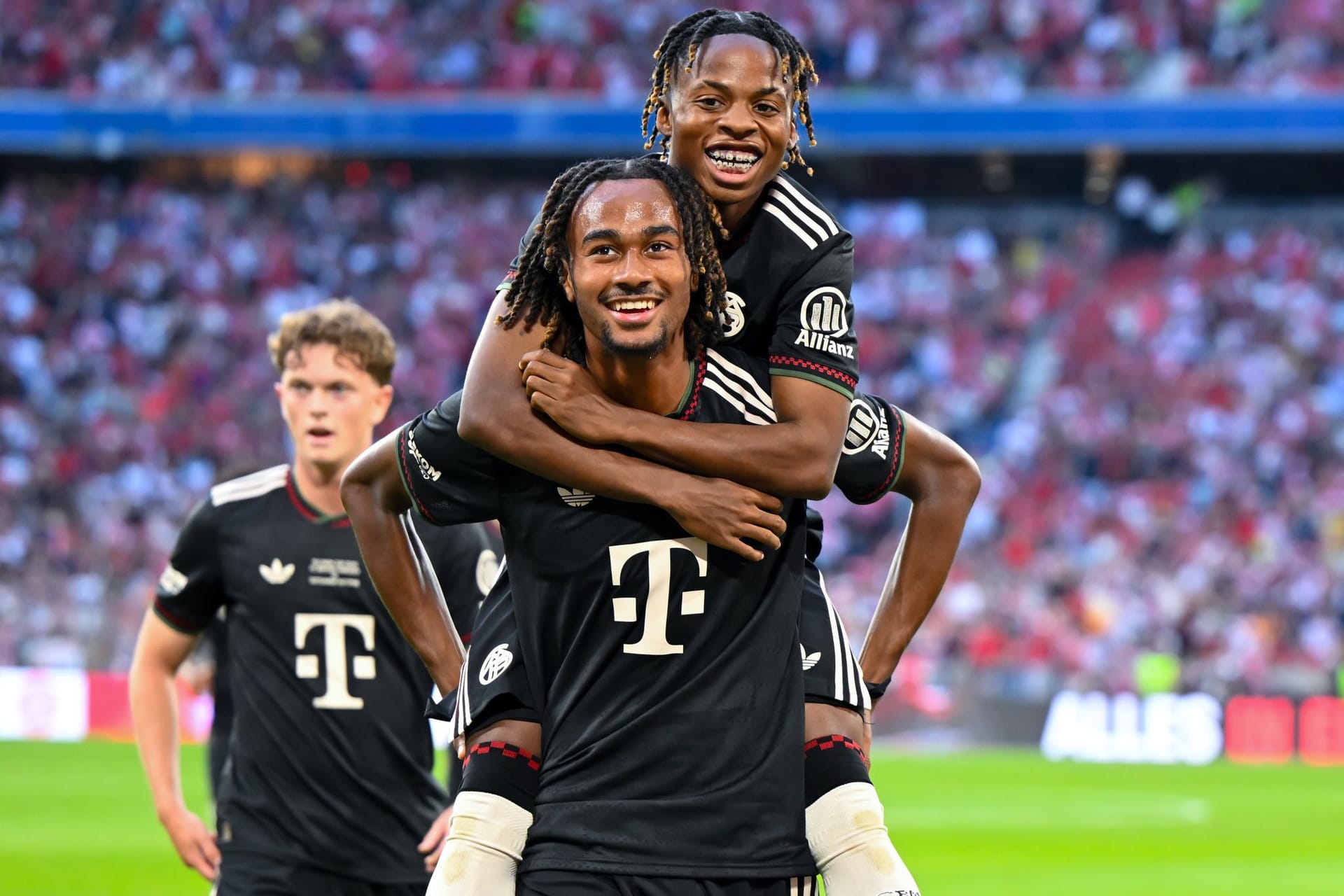 Der FC Bayern präsentiert sich beim Telekom-Cup gegen Tottenham in Galaform und gewinnt mit 4:0. Gleich zwei Teenager sowie ein Oldie überzeugen dabei mit Traumtoren und bekommen dafür gute Noten. Die Einzelkritik.