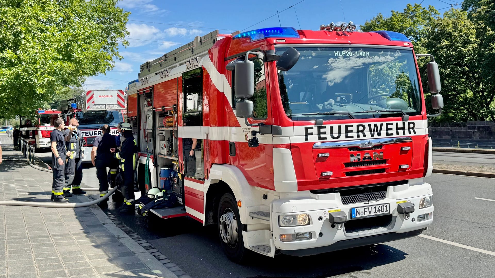 Feuerwehr-Einsatz am Spittlertorgraben in Nürnberg: Mehrere Löschfahrzeuge blockierten am Freitagmittag die Straße, während Einsatzkräfte den Brand auf einer Baustelle bekämpften.