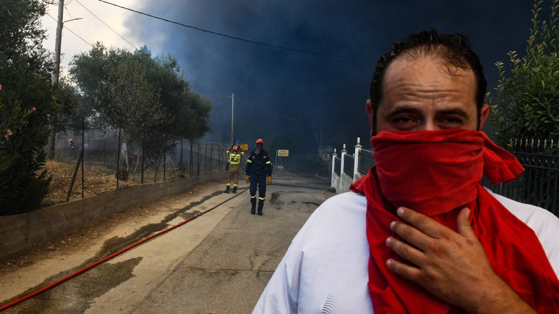 Schwarzer Rauch bedeckt den Himmel während eines Waldbrandes im Dorf Moiraiika in der Nähe der Stadt Patras: Die Feuerwehr ist am Limit.