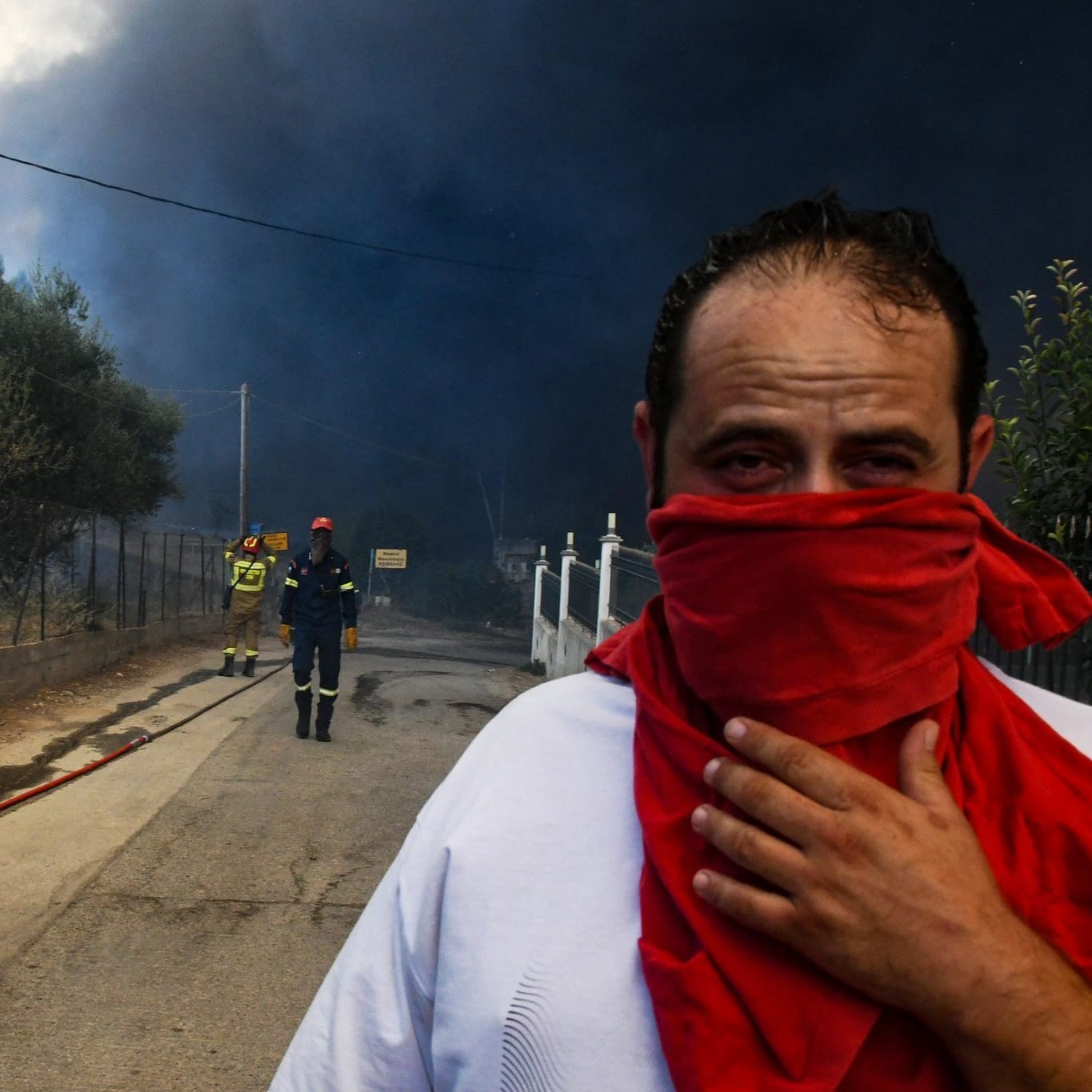 Schwarzer Rauch bedeckt den Himmel während eines Waldbrandes im Dorf Moiraiika in der Nähe der Stadt Patras: Die Feuerwehr ist am Limit.
