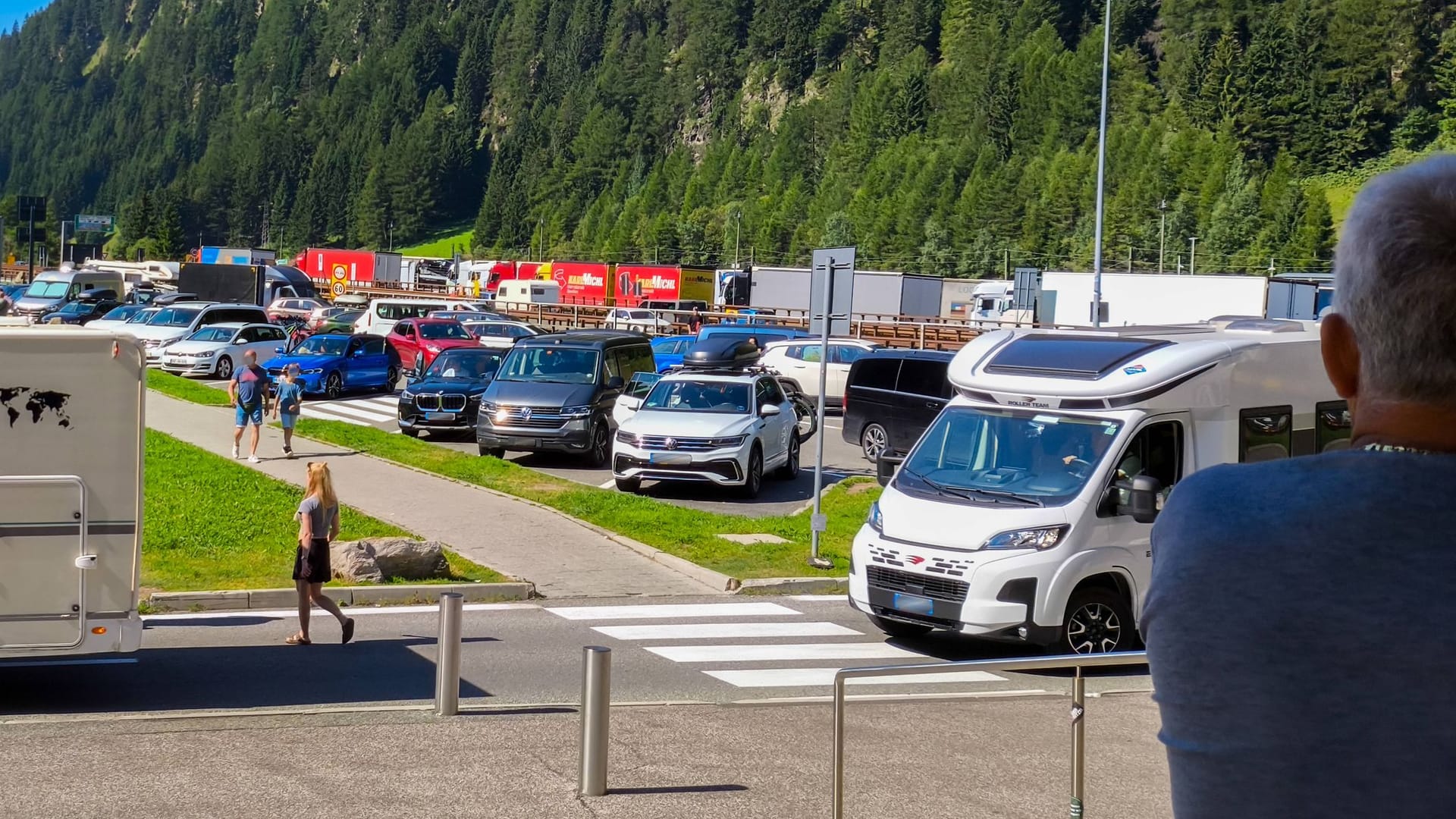 Vorsicht auf Parkplätzen: Kriminelle nutzen erfundene Notlagen für ihre Masche.