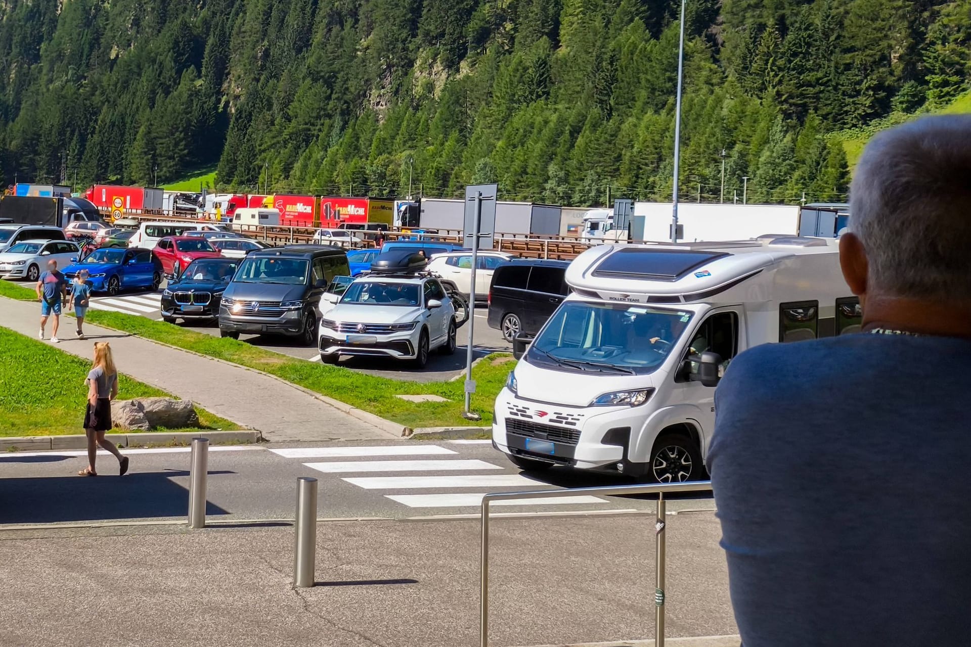 Vorsicht auf Parkplätzen: Kriminelle nutzen erfundene Notlagen für ihre Masche.