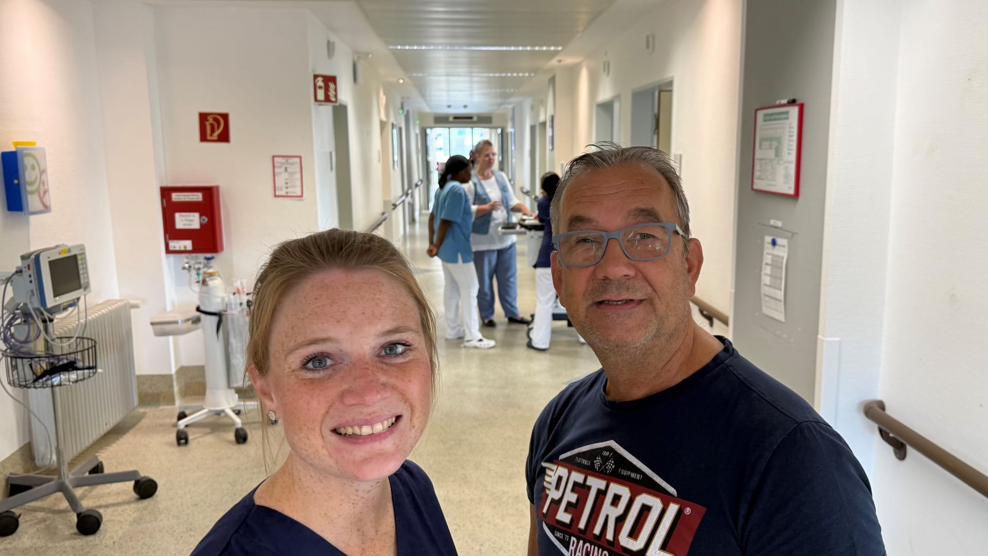 Pflegedirektor Arnulf Cosler und Stationsleiterin Martina Suchalla bei der Wiedereröffnung der Station: Nach einem Scabies-Ausbruch nehmen die Mitarbeiter die Station nun wieder in Betrieb.
