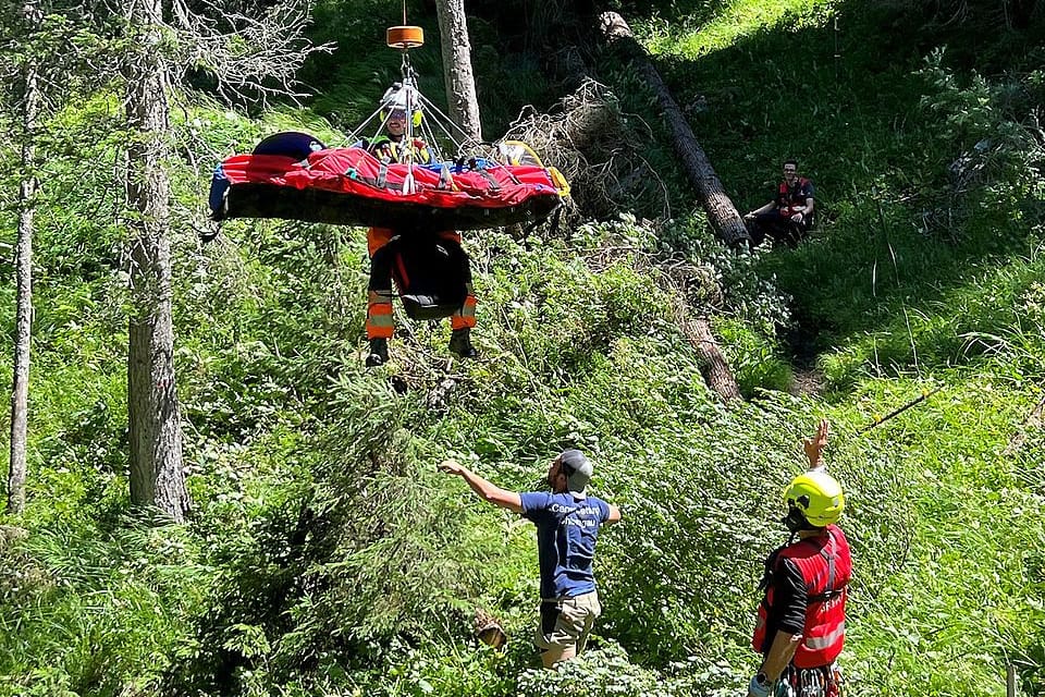 Einsatz der Bayerischen Bergwacht im Lattengebirge: Ein 54-jähriger Wanderer rutschte auf einer Brücke aus und stürzte in den Röthelbach. Er wurde verletzt.