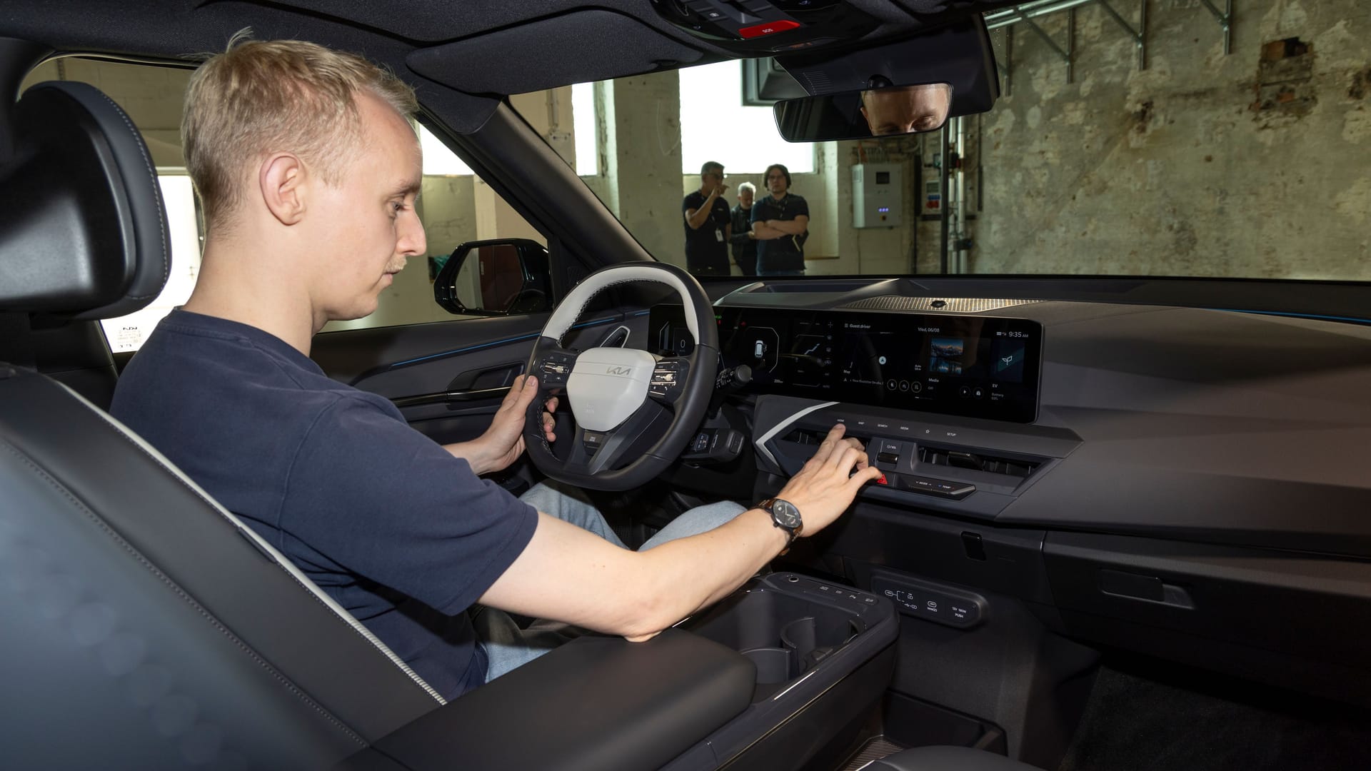 Cockpit im typischen Kia-Stil: Große Bildschirme, Knöpfe für die wichtigsten Funktionen, alles ordentlich verarbeitet.