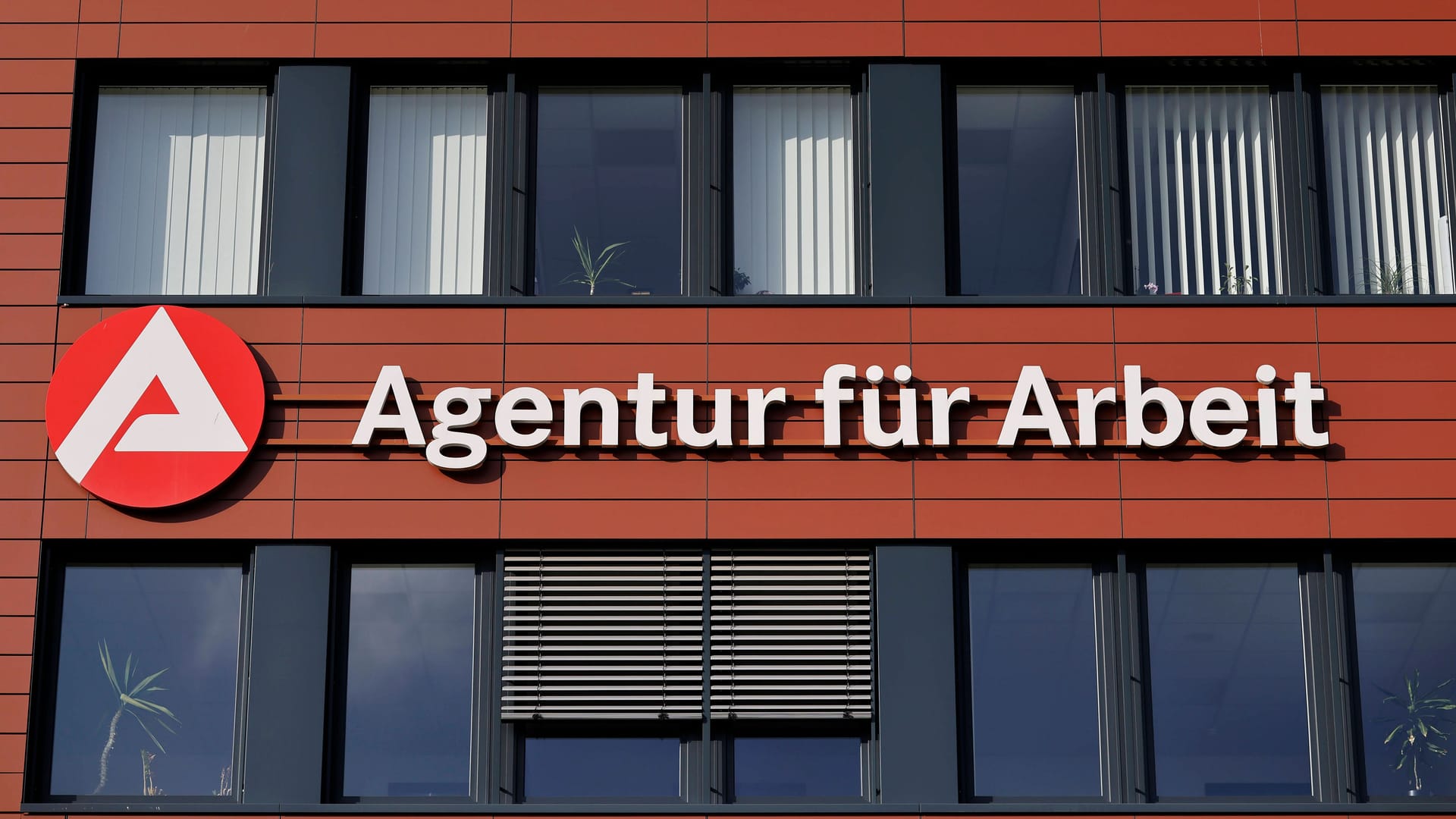 Logo der Agentur für Arbeit an einer Hauswand (Symbolbild): Selbst in Regionen mit hohen Mieten lohnt es sich, arbeiten zu gehen.