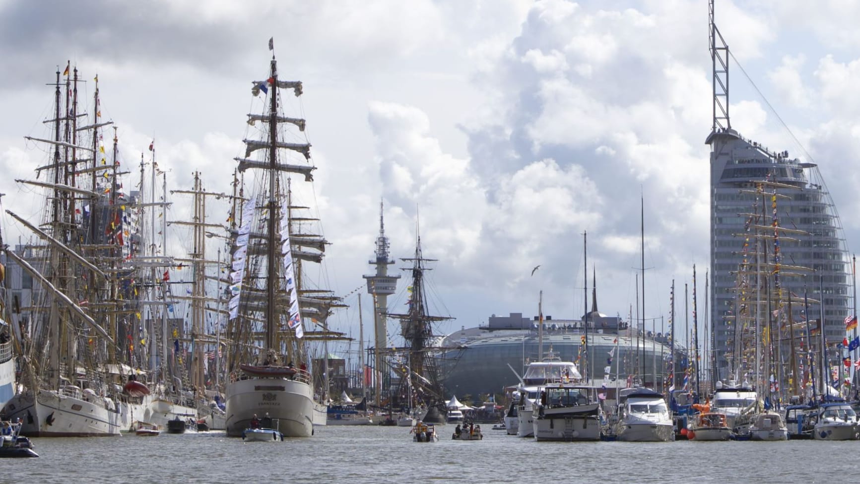 Schaulaufen im Neuen Hafen (Archivfoto): Rund 250 Großsegler und andere Schiffe werden in Bremerhaven erwartet. Schaulaufen im Neuen Hafen (Archivfoto): Rund 250 Großsegler und andere Schiffe werden in Bremerhaven erwartet.