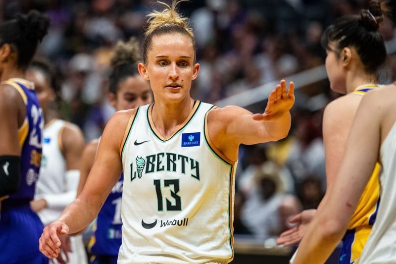 Basketballerin Leonie Fiebich in Aktion.