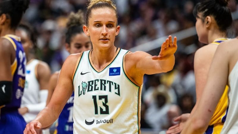 Basketballerin Leonie Fiebich in Aktion.