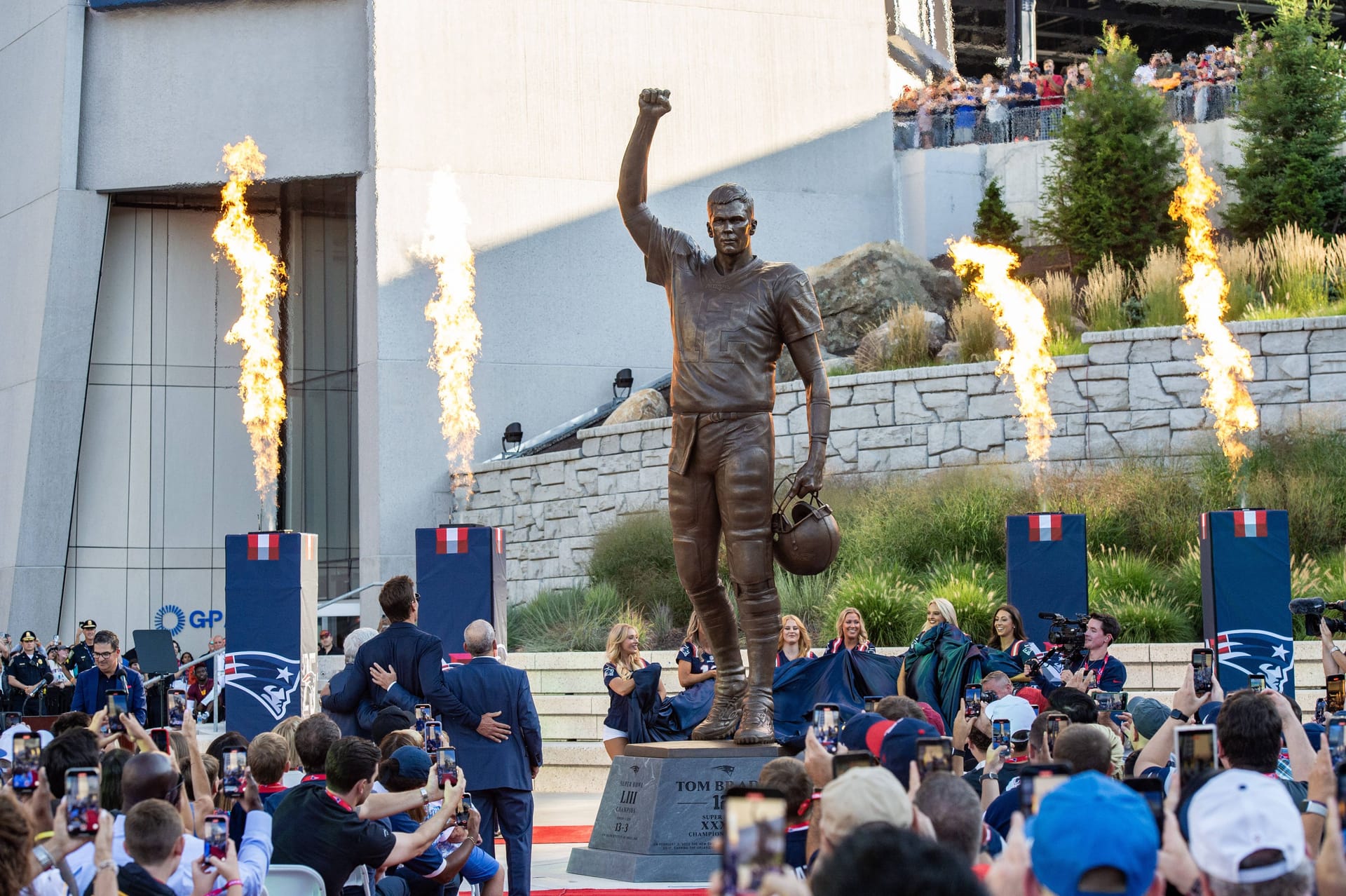 Tom Bradys Statue: Der Quarterback thront nun in Bronze vor dem Stadion der New England Patriots.