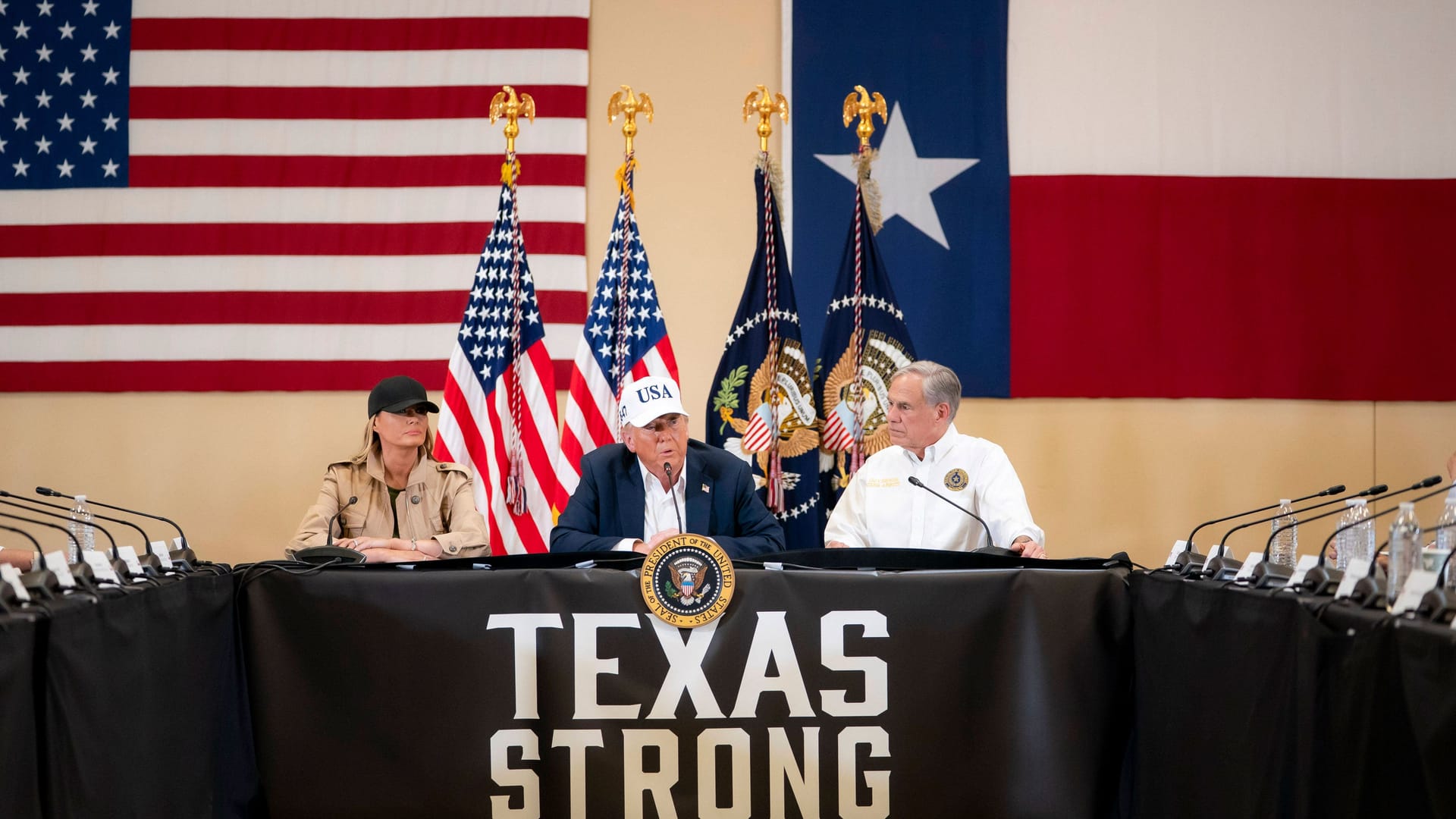 Texas' Gouverneur Greg Abbott (r.) gilt als treuer Trump-Unterstützer.