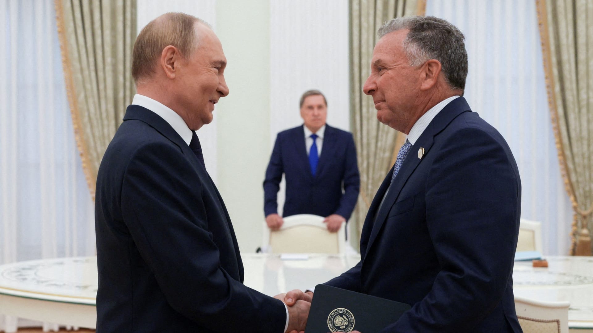 Russlands Präsident Wladimir Putin mit Donald Trumps Sondergesandten Steve Witkoff: Ständige Treffen in Moskau.