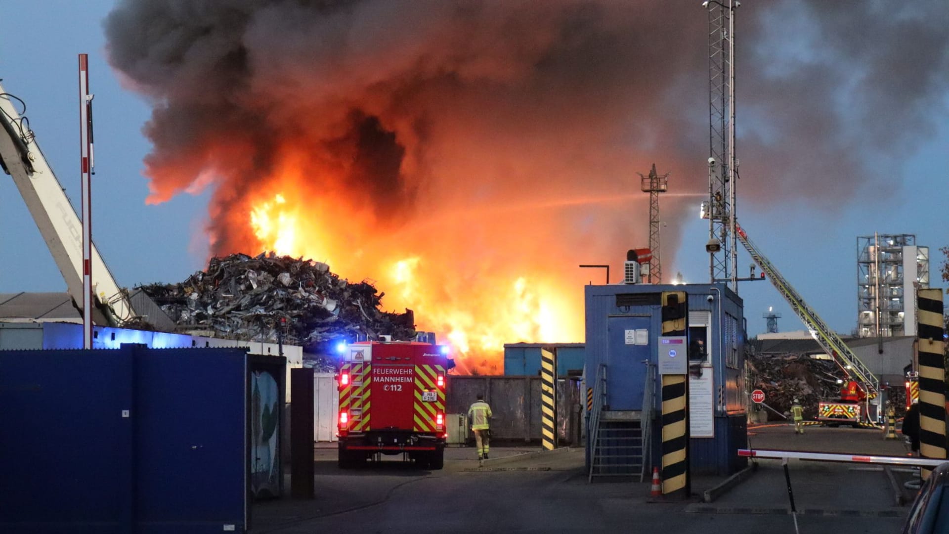 Auf dem Gelände einer Recyclingfirma im Industriehafen löscht die Feuerwehr einen brennenden Schrotthaufen. Der Brand hat nach Angaben der Rettungskräfte starken Rauch entwickelt.