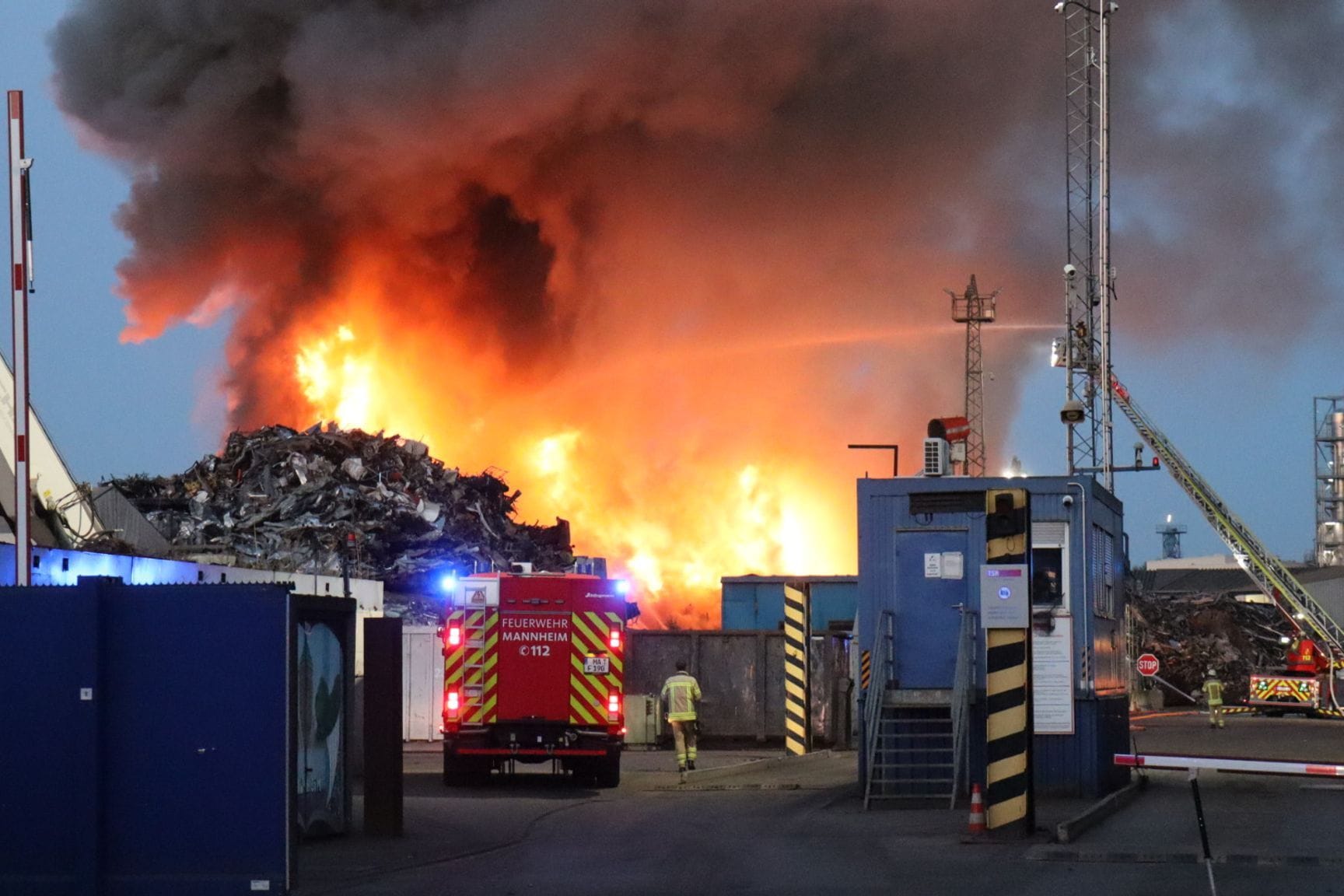 Auf dem Gelände einer Recyclingfirma im Industriehafen löscht die Feuerwehr einen brennenden Schrotthaufen. Der Brand hat nach Angaben der Rettungskräfte starken Rauch entwickelt.