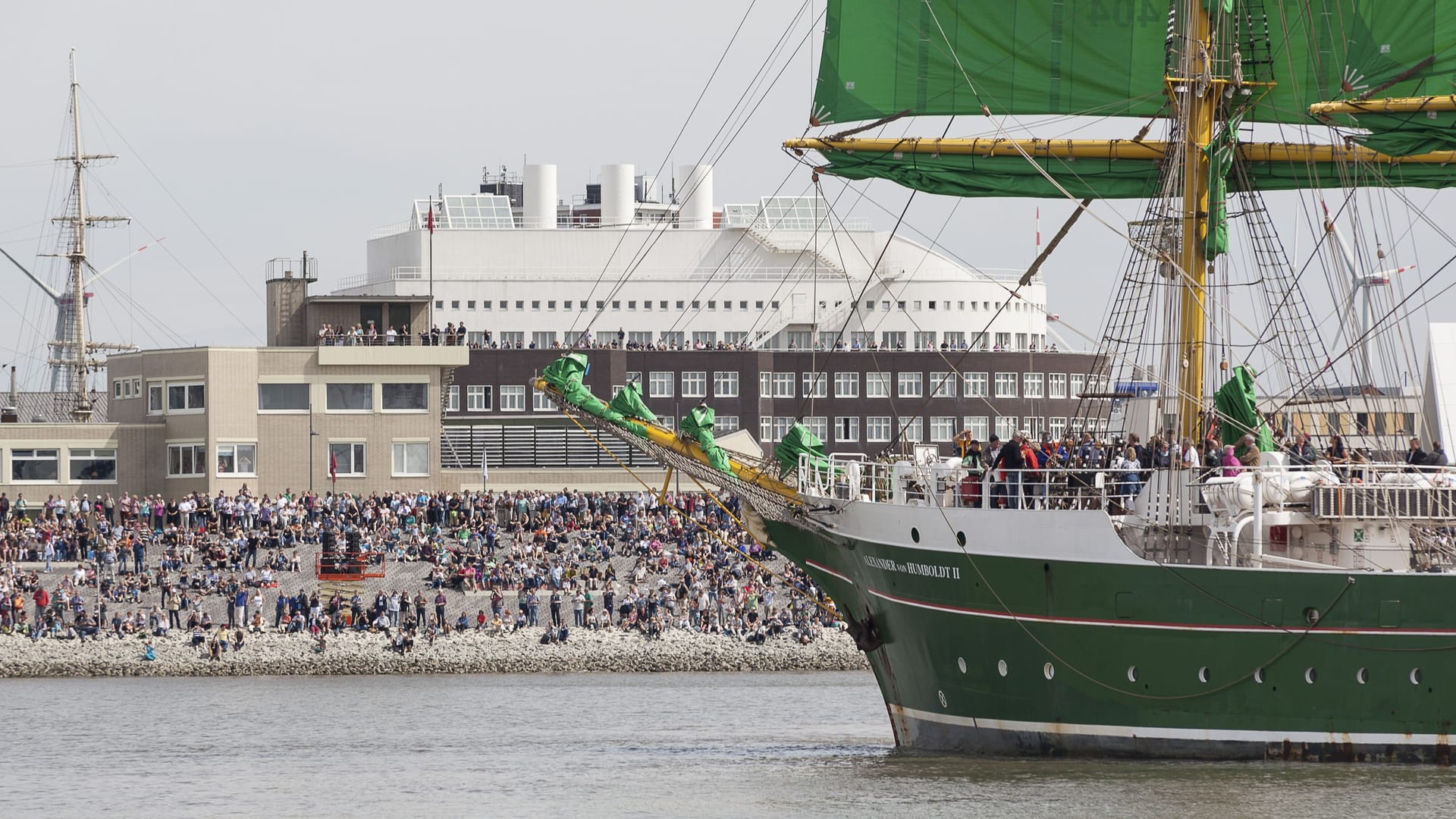 Besuchermassen bei der Sail (Archivfoto): Wer den besten Platz zum Gucken haben möchte, sollte sich frühzeitig auf den Weg machen.