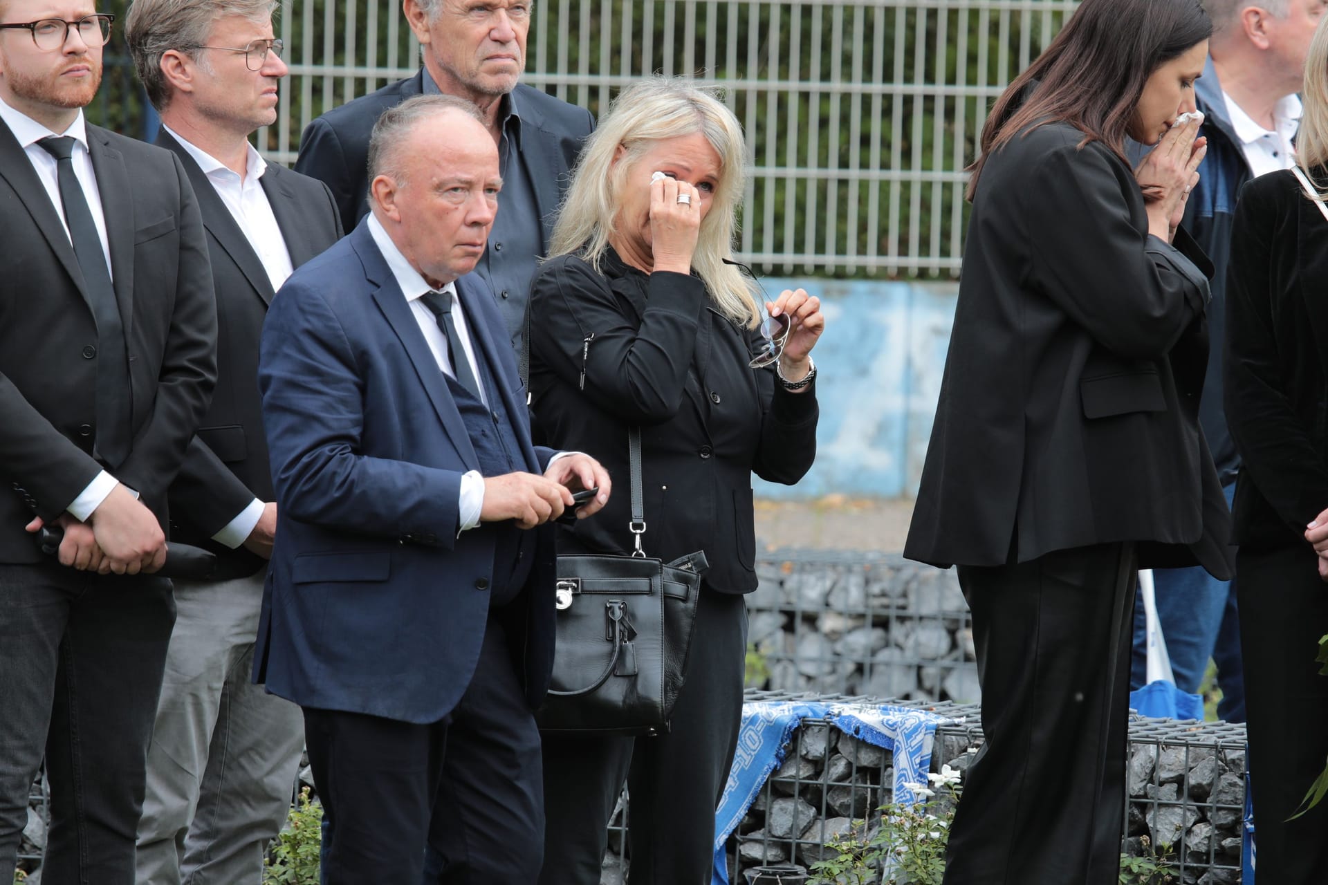 Esther Sedlaczek (2.v.r.) bei der Urnenbeisetzung Uli Potofski am Freitag den 22. August 2025 auf Schalke Friedhof in Gelsenkirchen Esther Sedlaczek (2.v.r.) bei der Urnenbeisetzung Uli Potofski am Freitag den 22. August 2025 auf Schalke Friedhof in Gelsenkirchen