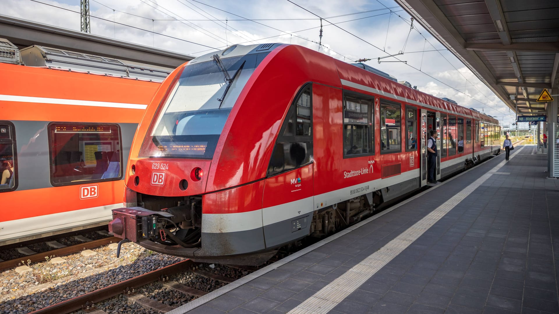 Ein Regionalexpress der Deuschen Bahn: Eine Fahrt ohne Fahrschein endete für einen jungen Mann mit einer Anzeige wegen Betrugs.