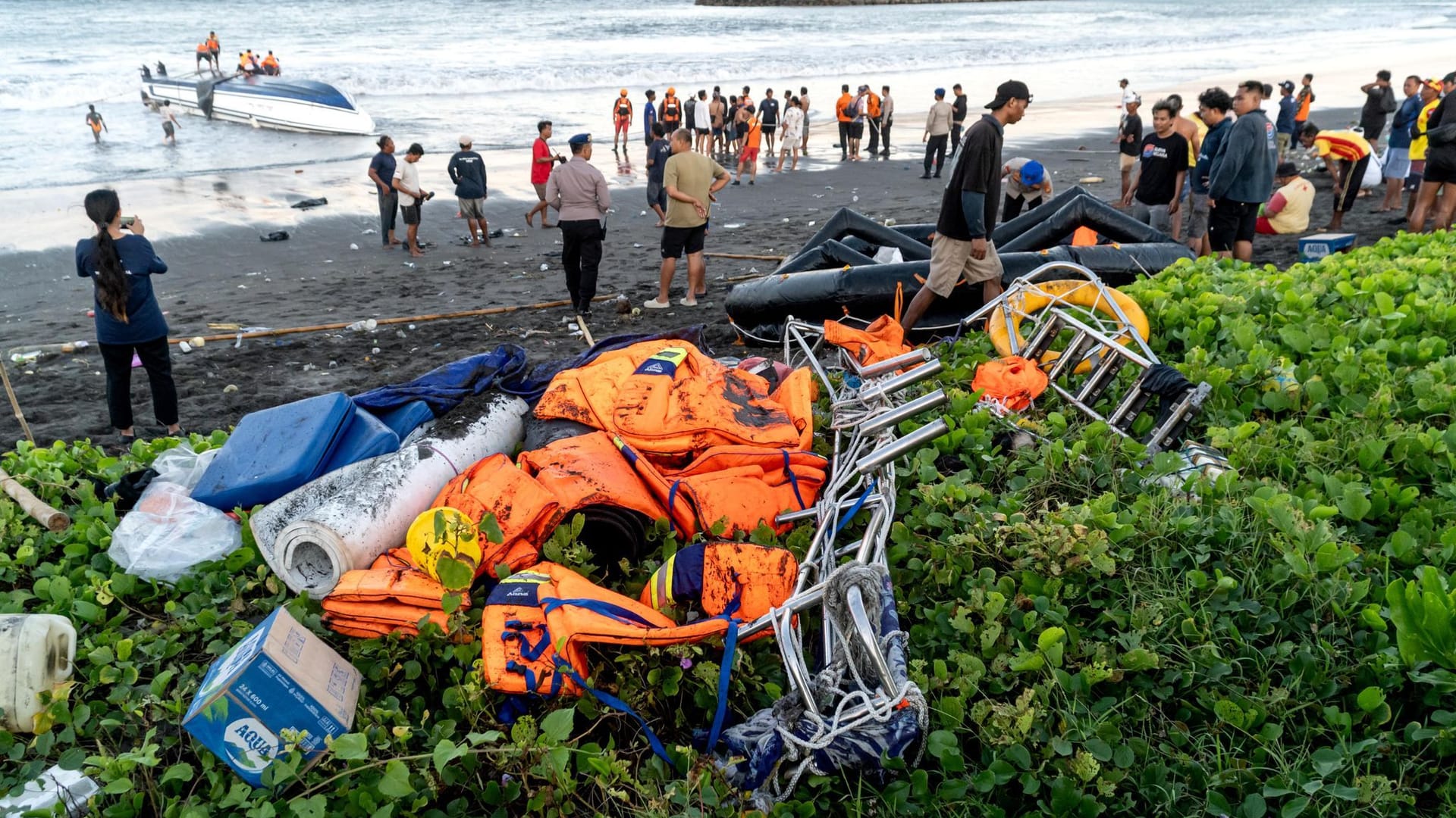 Touristen bei Bootsunglück vor Bali getötet Touristen bei Bootsunglück vor Bali getötet