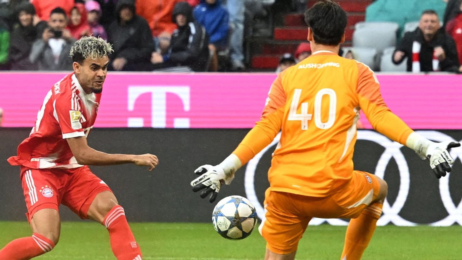 Luis Díaz scheitert am gegnerischen Torwart.