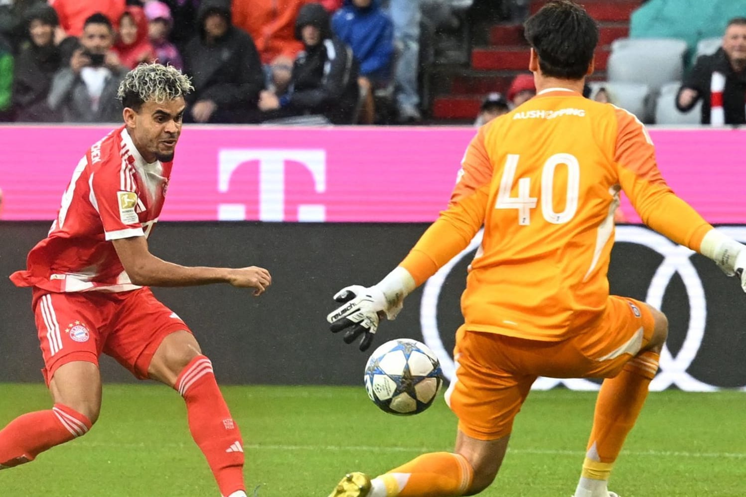 Luis Díaz scheitert am gegnerischen Torwart.