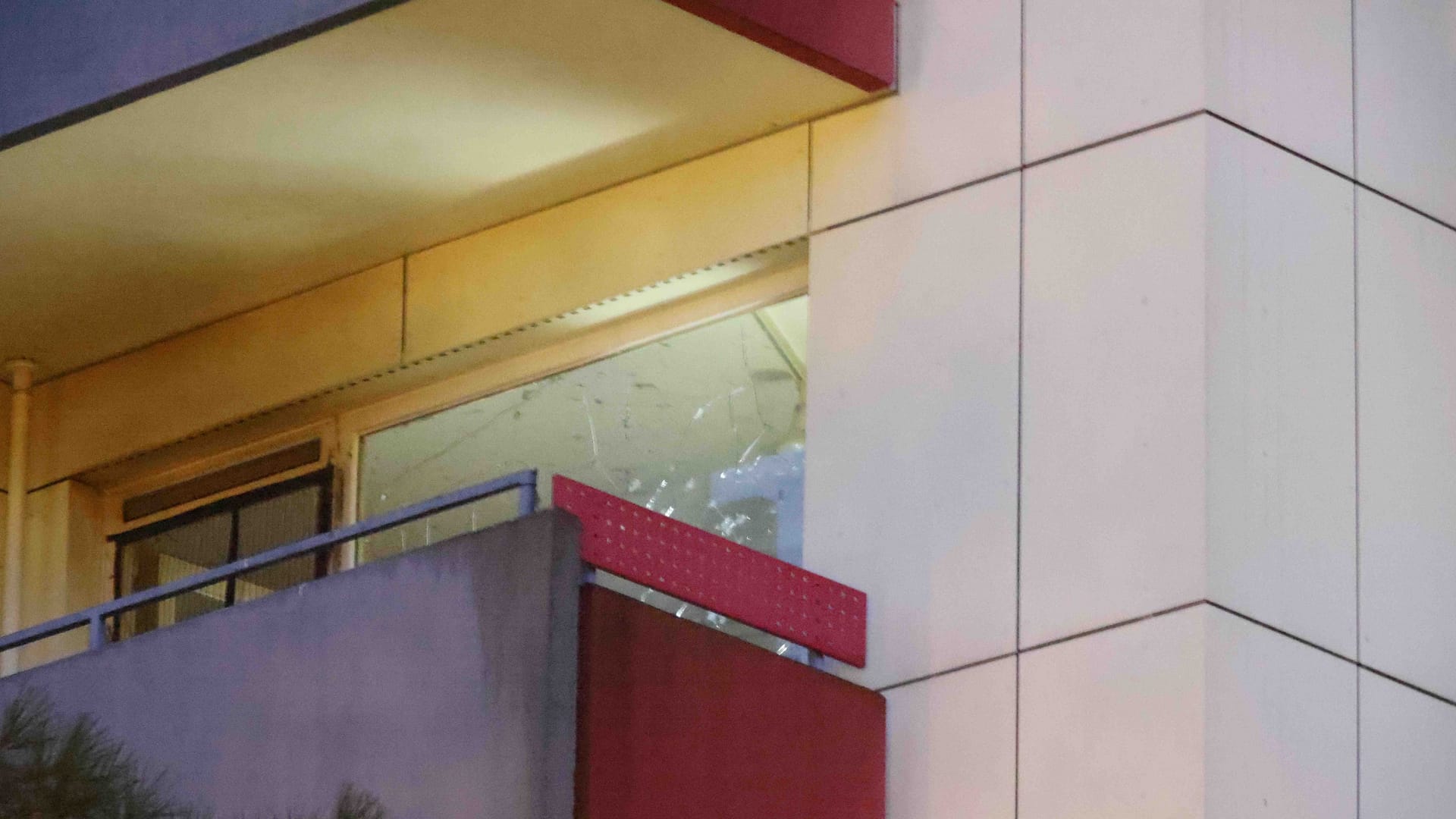Nach der Explosion in Berlin-Neukölln: Deutliche Splitter und Risse in den Fensterscheiben der betroffenen Wohnung. Nach der Explosion in Berlin-Neukölln: Deutliche Splitter und Risse in den Fensterscheiben der betroffenen Wohnung.
