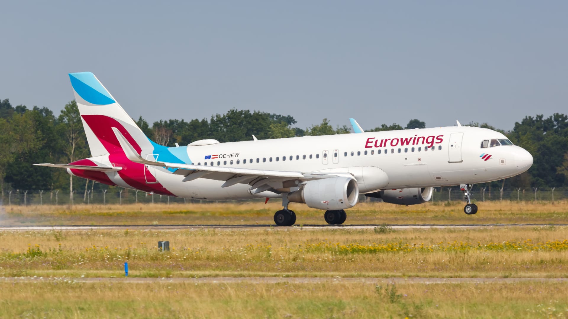 Eine Maschine von Eurowings auf dem Rollfeld: Die Lufthansa-Tochter erweitert ihr Streckennetz ab Hannover.