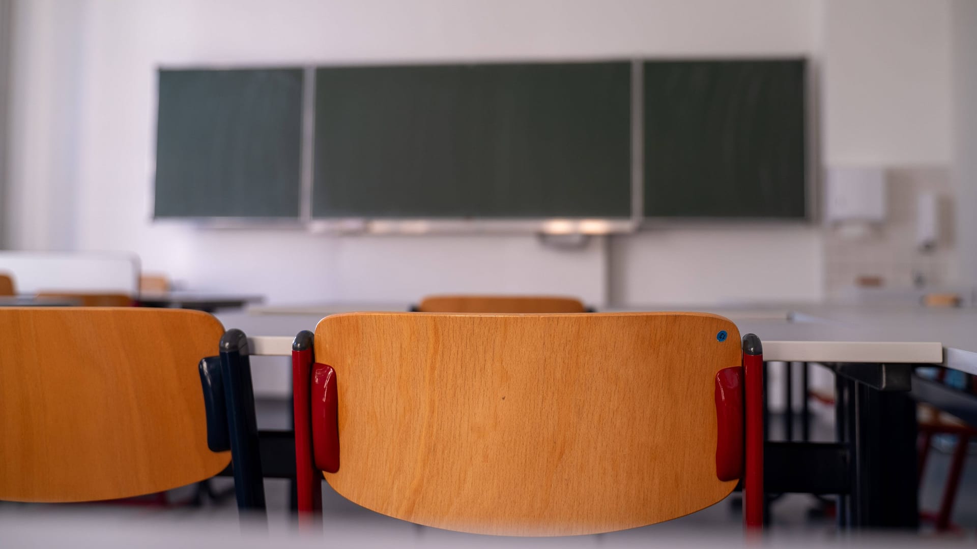 Ein leeres Klassenzimmer (Symbolbild): Mehr als 15 Jahre lang blieb eine Lehrerin der Arbeit fern – weil sie krankgeschrieben war. Ein leeres Klassenzimmer (Symbolbild): Mehr als 15 Jahre lang blieb eine Lehrerin der Arbeit fern – weil sie krankgeschrieben war.