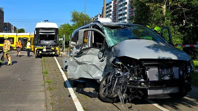 Der Unfallort in Marzahn: Hier stieß ein Kleintransporter gegen eine Tram.