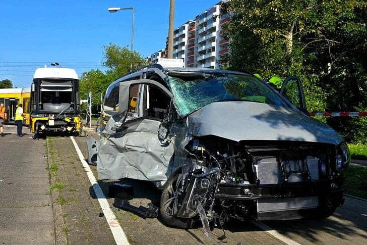 Der Unfallort in Marzahn: Hier stieß ein Kleintransporter gegen eine Tram.