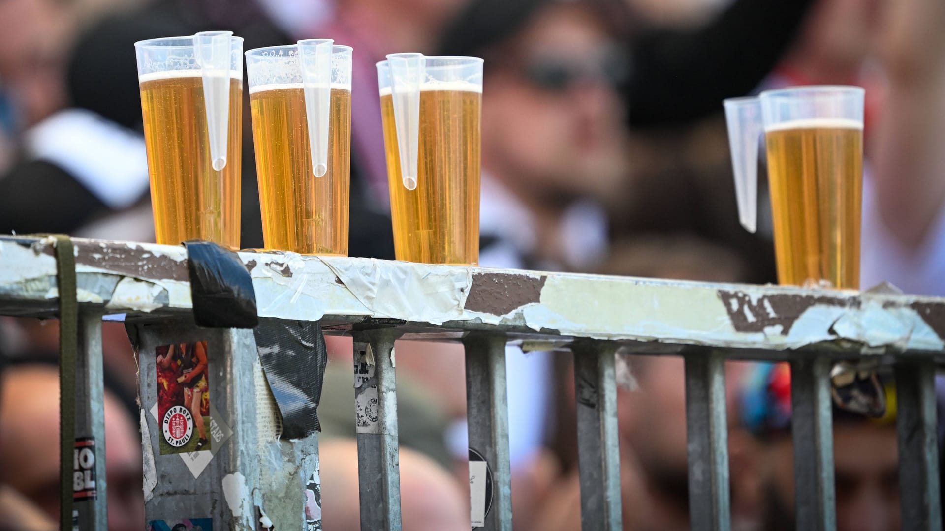 Bierbecher stehen auf einer Ablage im Millerntorstadion (Archivbild): Zur neuen Saison hebt der FC St. Pauli die Preise für Getränke und Speisen an.