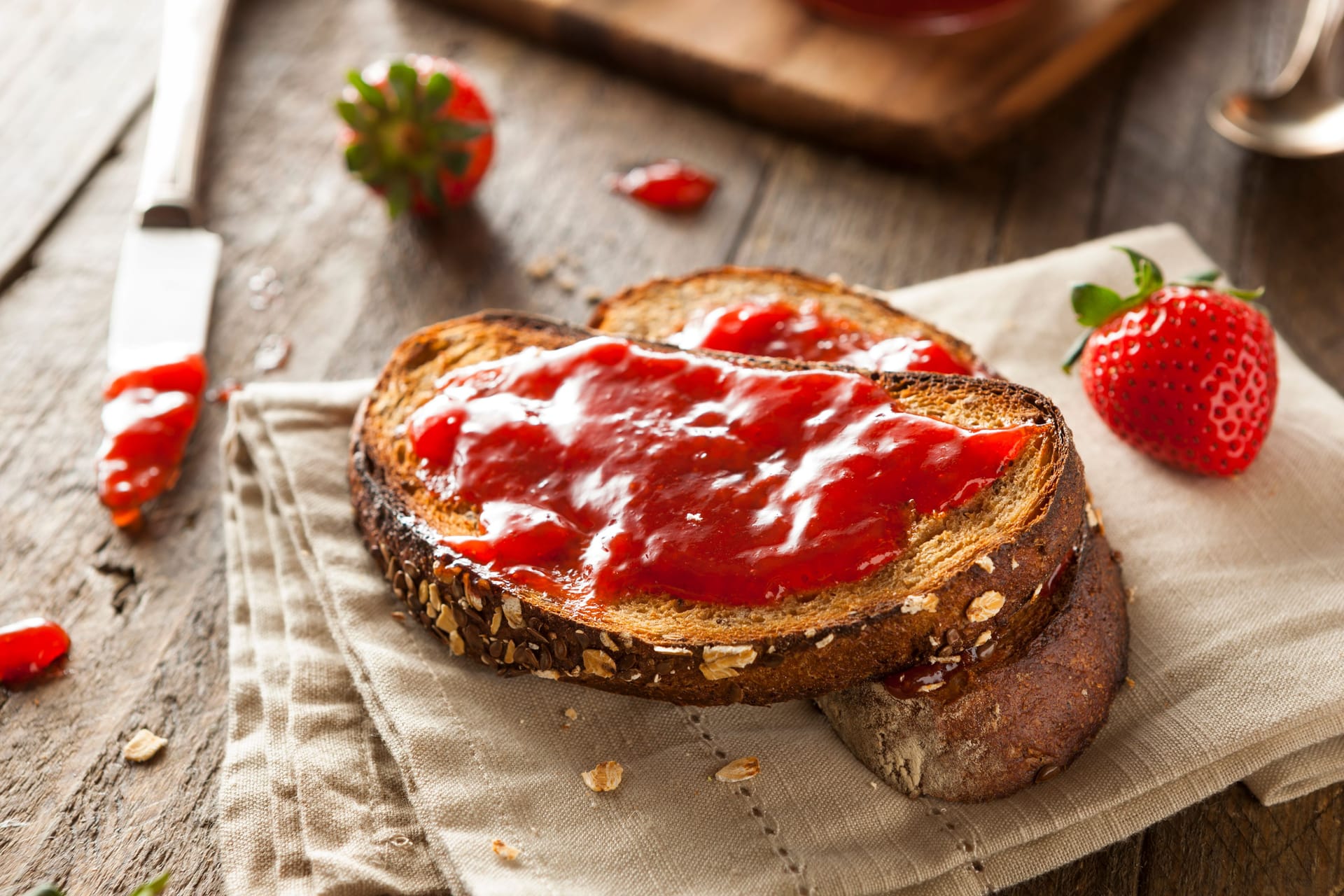 Erdbeermarmelade auf Brot: Pestizide und zu viel Zucker kritisieren die "Öko-Tester".