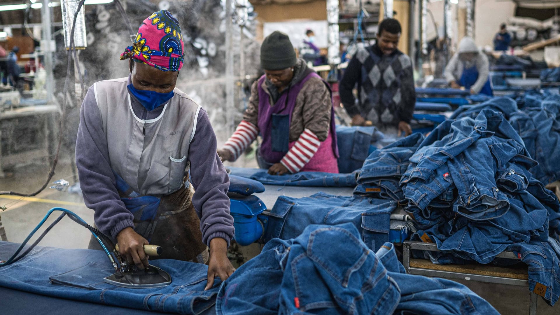 Arbeiterin in einer Fabrik in Lesotho (Symbolbild): Im Zuge der Zölle mussten mehrere Fabriken schließen.