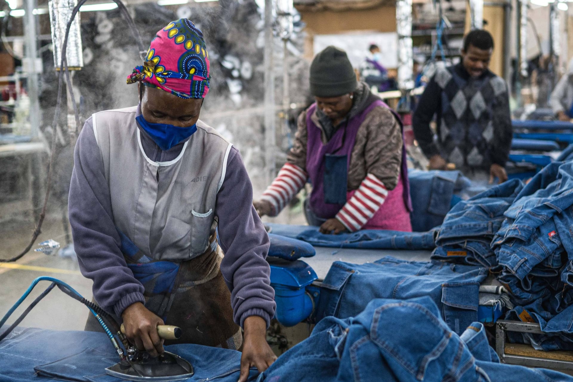 Arbeiterin in einer Fabrik in Lesotho (Symbolbild): Im Zuge der Zölle mussten mehrere Fabriken schließen.