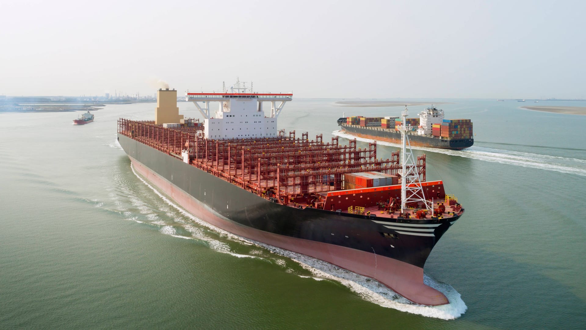 Containerschiffe (Symbolfoto): Viele deutsche Reedereien weichen wegen der Huthi-Angriffe seit Monaten auf längere Routen um Afrika aus. Containerschiffe (Symbolfoto): Viele deutsche Reedereien weichen wegen der Huthi-Angriffe seit Monaten auf längere Routen um Afrika aus.