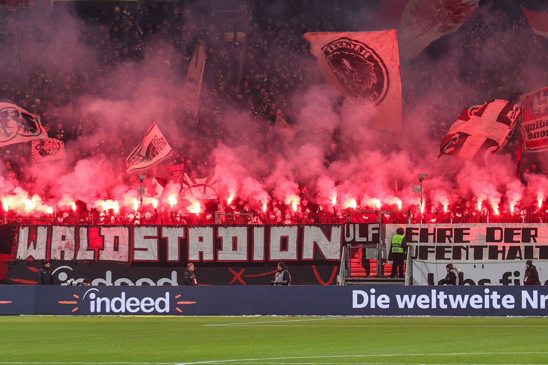 Fans von Eintracht Frankfurt zünden in einem Heimspiel Pyrotechnik (Archivbild):