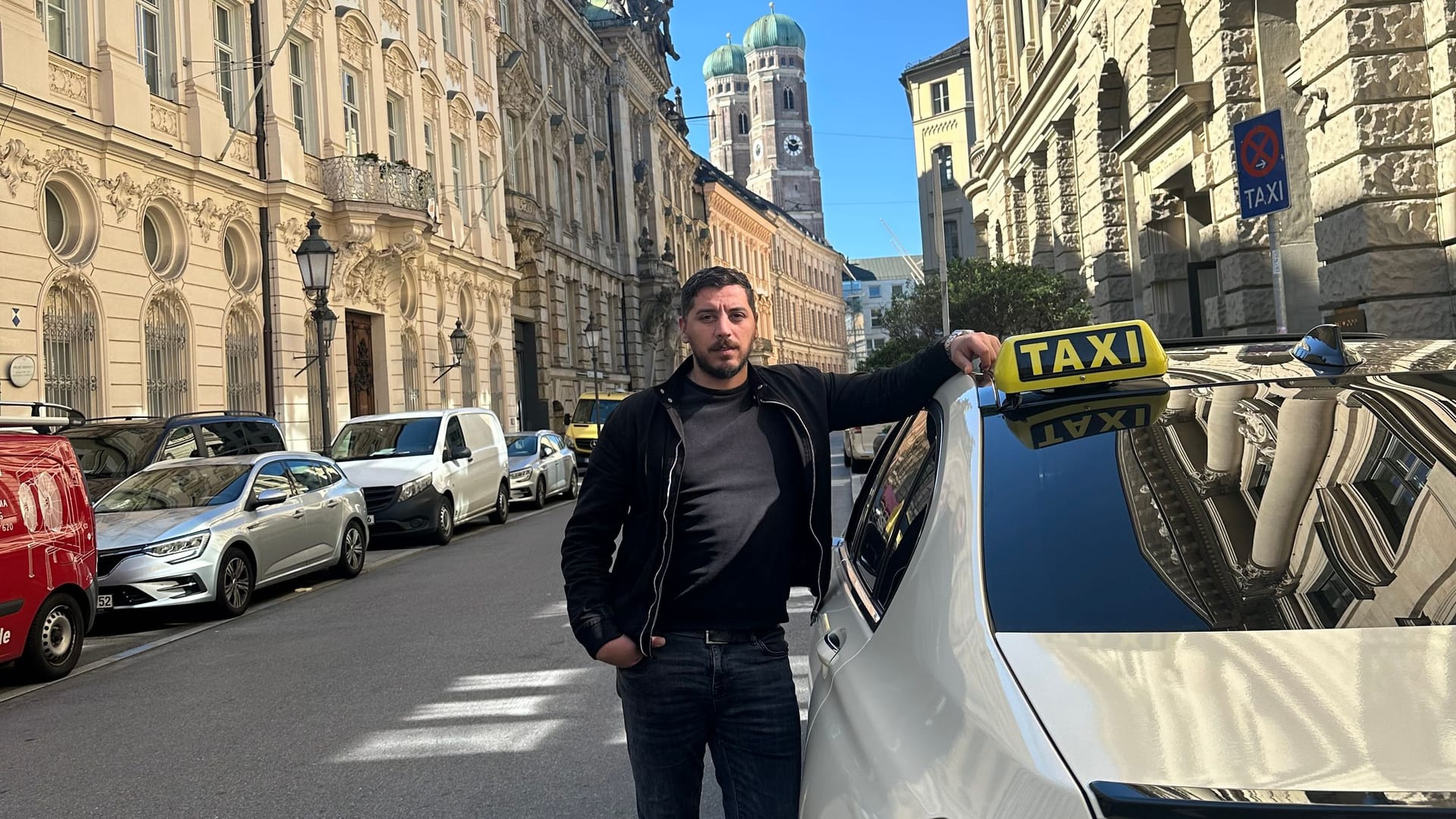 Der Münchner Taxifahrer Ahmet Kaya fordert Mindestfahrpreise für
