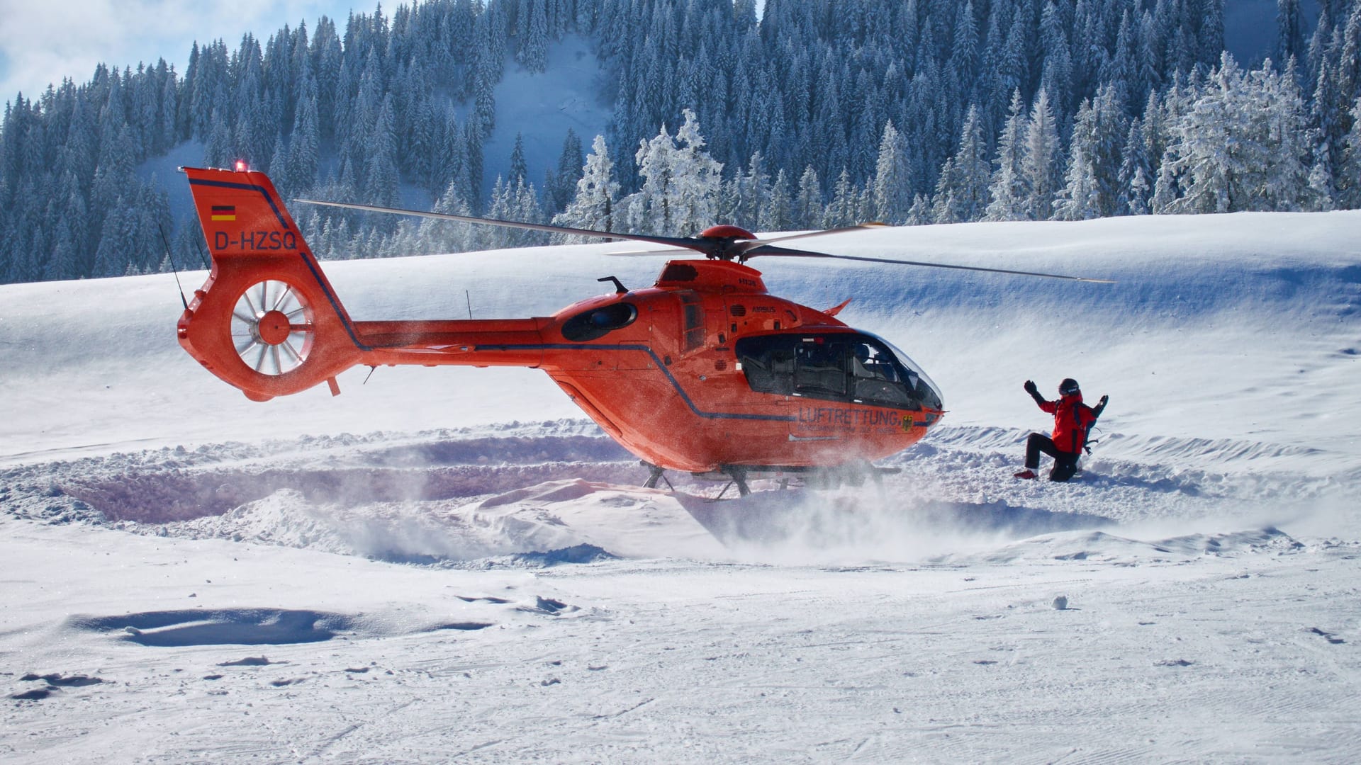 Ein Rettungshubschrauber landet nach einem Lawinenabgang im Allgäu (Archivbild): Im Fall einer Lawine bleiben Verschütteten nur wenige Minuten, um gerettet zu werden.