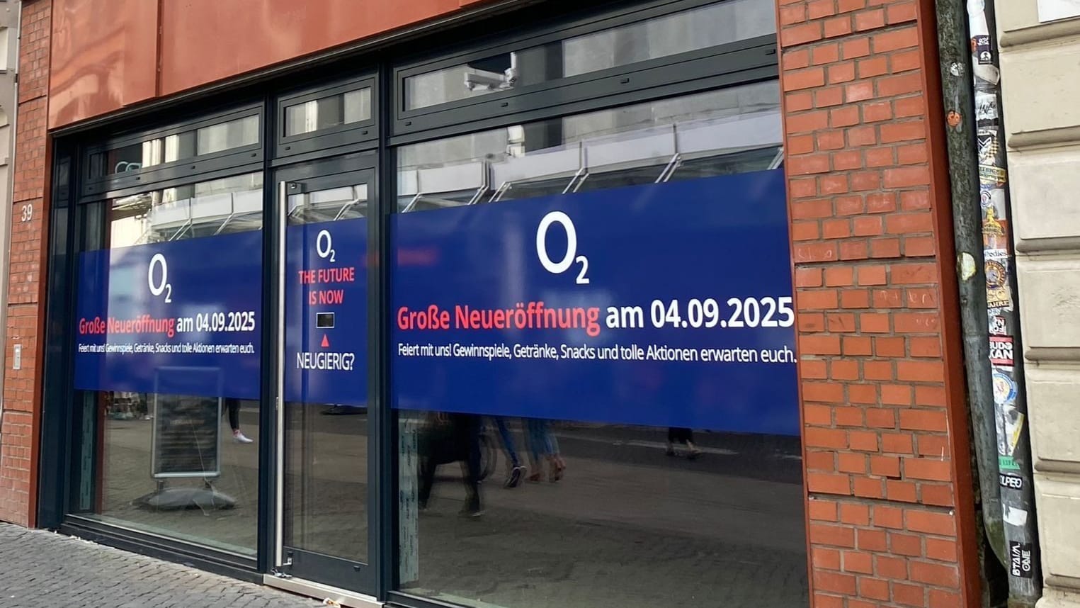 Das leerstehende Geschäft mit großen Plakaten: Hier zieht bald ein O2-Shop ein. Das leerstehende Geschäft mit großen Plakaten: Hier zieht bald ein O2-Shop ein.