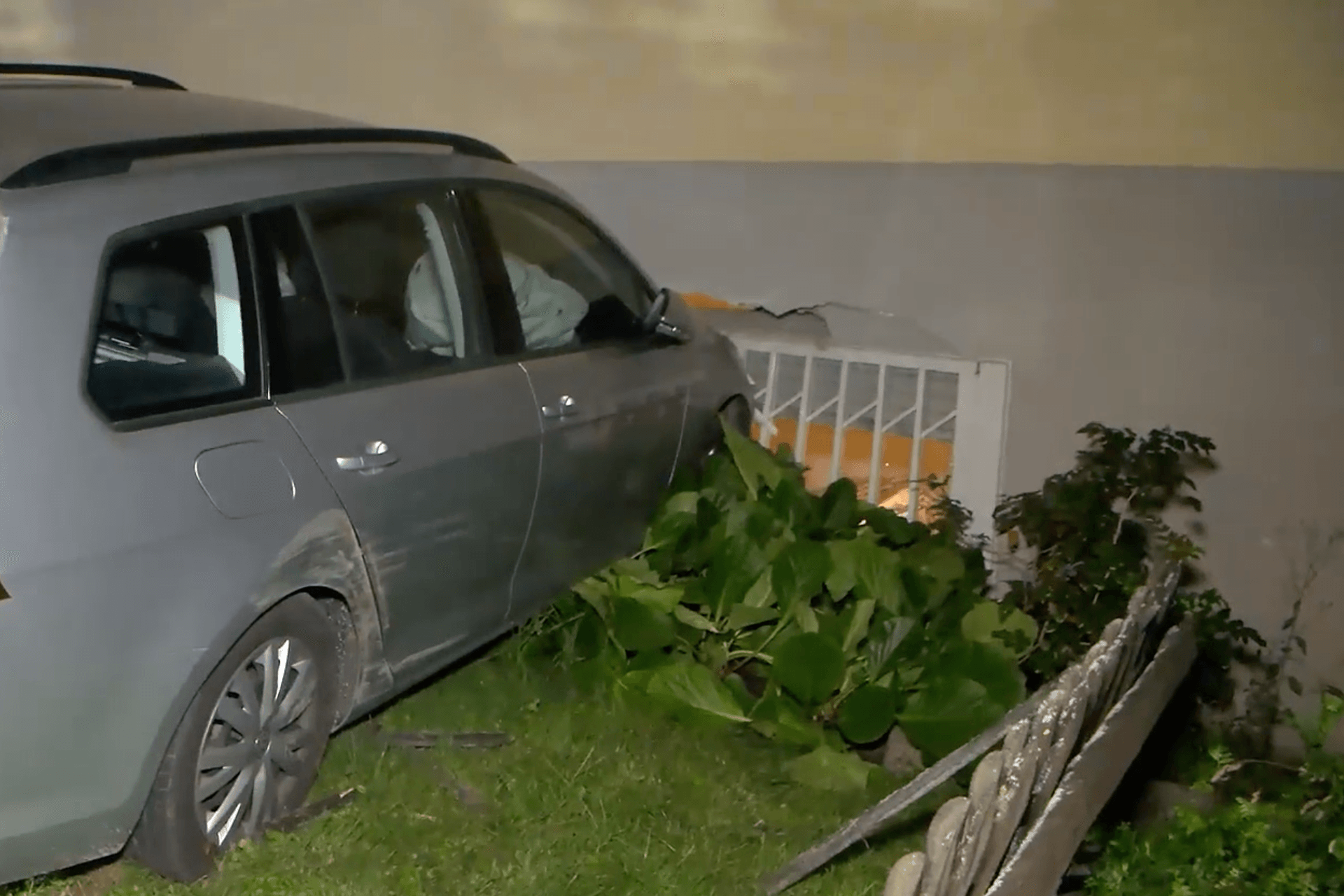 Ein 18-Jähriger fährt bei der Flucht vor der Polizei in eine Hauswand. Ein 18-Jähriger fährt bei der Flucht vor der Polizei in eine Hauswand.