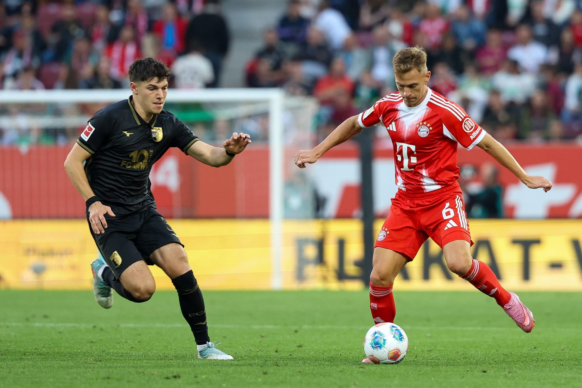 Joshua Kimmich: Vertändelte den Ball leichtfertig an Saad (32.), hatte Glück, dass aus der Situation keine Augsburger Torchance entstand. Kam wiederholt zu spät in die Zweikämpfe, stand zu weit von seinen Gegenspielern weg. Im eigenen Passspiel immerhin sicher, aber ohne großen Einfluss auf das Spiel. Note 4 Joshua Kimmich: Vertändelte den Ball leichtfertig an Saad (32.), hatte Glück, dass aus der Situation keine Augsburger Torchance entstand. Kam wiederholt zu spät in die Zweikämpfe, stand zu weit von seinen Gegenspielern weg. Im eigenen Passspiel immerhin sicher, aber ohne großen Einfluss auf das Spiel. Note 4